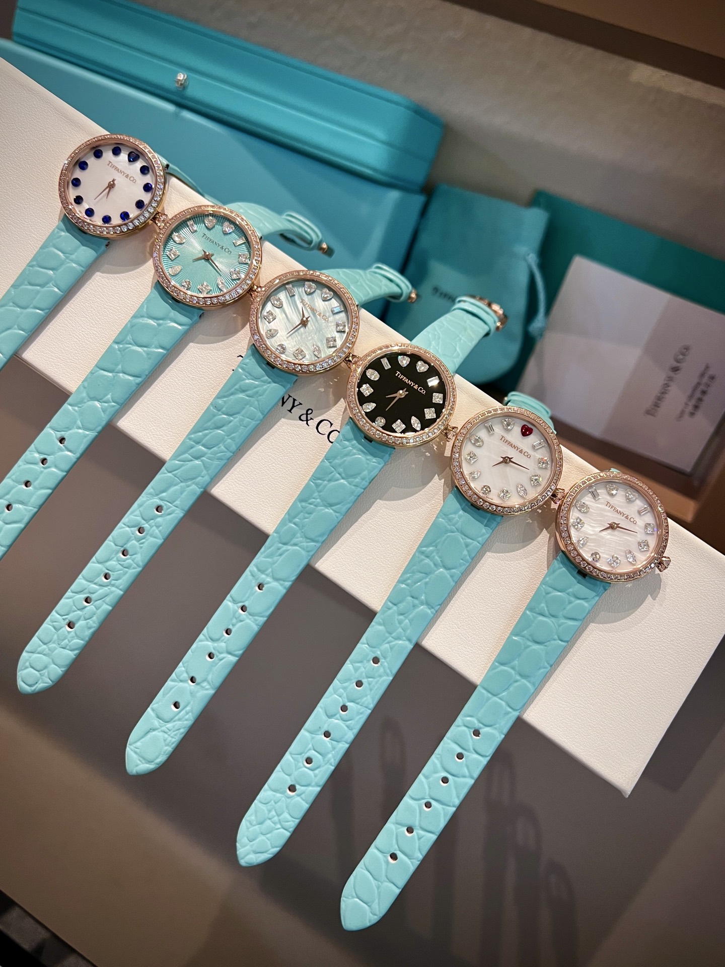 NO:821609,Wearing Tiffany on your wrist is a romance engraved in your bones. The 12 diamond scales record every second of your heart. A touch of Tiffany blue on your wrist is a tenderness that will never fade. The sunlight passes through the watch mirror and reflects the tiny starlight on the Tiffany blue dial. The pillow-shaped case is a classic replica, and the crocodile pattern strap hides exquisiteness. It turns out that time can be polished so gently. Tiffany  Eternity series pillow-shaped watch, 28mm classic size suitable for all wrist sizes. Tiffany’s iconic blue tone integrates brand DNA into every detail. It is not only a timekeeping tool, but also a jewelry for the wrist, tiffany19860909把Tiffany戴在腕间,是刻在骨子里的浪漫. 12颗钻石刻度,记录每一秒心动. 腕间一抹蒂芙尼蓝,是永不褪色的温柔.阳光穿过表镜,在蒂芙尼蓝表盘上折射出细碎星光. 枕形表壳复刻经典,鳄鱼纹表带藏着精致. 原来时间,也可以被打磨得这么温柔. Tiffany Eternity系列枕形腕表,28mm经典尺寸适配所有腕围. 蒂芙尼标志性蓝调,将品牌DNA融入每一处细节. 不止是计时工具,更是腕间的珠宝,,tiffany,Watch