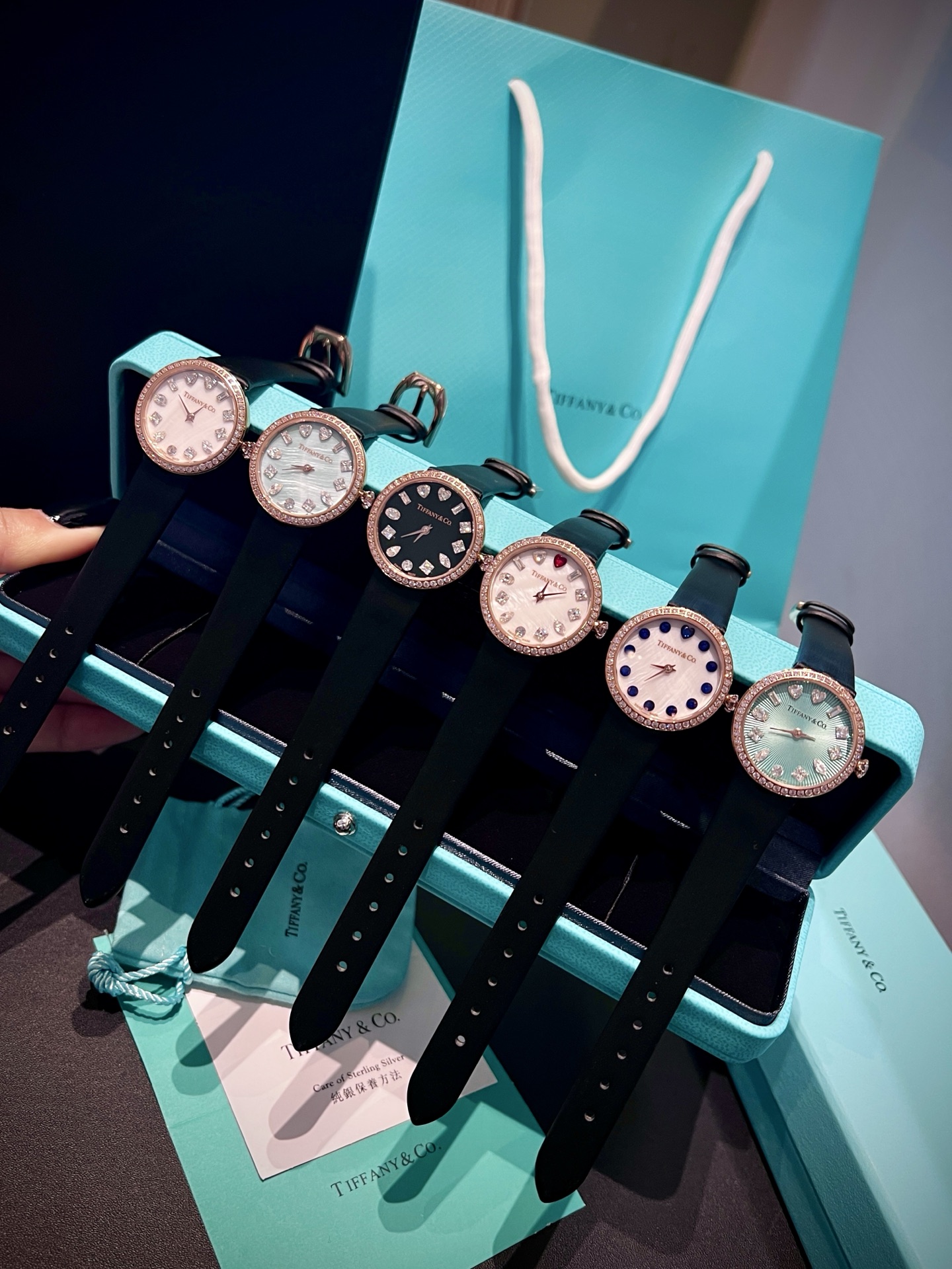 NO:821614,Wearing Tiffany on your wrist is a romance engraved in your bones. The 12 diamond scales record every second of your heart. A touch of Tiffany blue on your wrist is a tenderness that will never fade. The sunlight passes through the watch mirror and reflects the tiny starlight on the Tiffany blue dial. The pillow-shaped case is a classic replica, and the crocodile pattern strap hides exquisiteness. It turns out that time can be polished so gently. Tiffany  Eternity series pillow-shaped watch, 28mm classic size suitable for all wrist sizes. Tiffany’s iconic blue tone integrates brand DNA into every detail. It is not only a timekeeping tool, but also a jewelry for the wrist, tiffany19860909把Tiffany戴在腕间,是刻在骨子里的浪漫. 12颗钻石刻度,记录每一秒心动. 腕间一抹蒂芙尼蓝,是永不褪色的温柔.阳光穿过表镜,在蒂芙尼蓝表盘上折射出细碎星光. 枕形表壳复刻经典,鳄鱼纹表带藏着精致. 原来时间,也可以被打磨得这么温柔. Tiffany Eternity系列枕形腕表,28mm经典尺寸适配所有腕围. 蒂芙尼标志性蓝调,将品牌DNA融入每一处细节. 不止是计时工具,更是腕间的珠宝,,tiffany,Watch