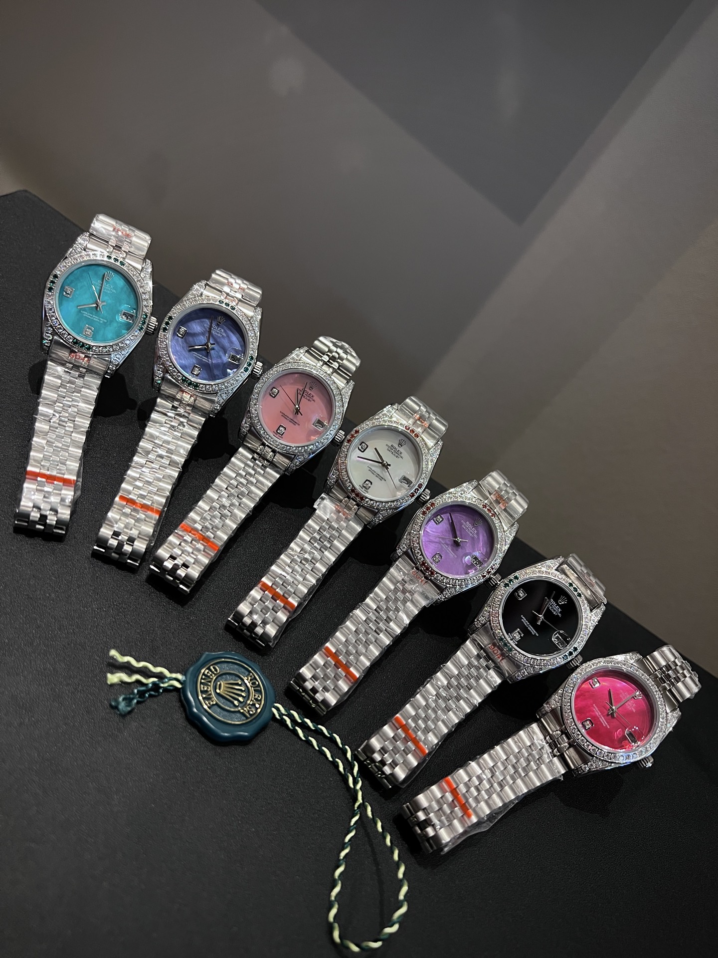 NO:947251,Rolex Datejust series classic women's model, solid steel belt-original press buckle, imported movement, Xiaohongshu hot recommendation, the design shows the unique noble and elegant goddess temperament!  The 316 stainless steel case is paired with Swarovski crystal diamonds and is inlaid by hand. Feminine, high-end and not flashy, the style is widely loved by successful people. It has gradually gained popularity and is highly respected by women from all walks of life. It has exquisite craftsmanship and combines nobility, elegance and unique temperament. Size 31mm♀♀♀,, swarovski, rolex19860909劳力士 日志 系列经典女款 实芯钢带-原装压扣 进口机芯 小红书火爆推荐 设计显出独特高贵优雅女神气质！316精钢表壳搭配施华洛世奇水晶钻石,纯手工镶嵌而成,女性气质,高端大气,不显浮华的风格广受成功人士喜爱,逐渐深刻人心,并备受各界女士推重.工艺精湛,糅合尊贵、典雅和独特气质于一身 尺寸31mm♀♀♀,,swarovski,rolex,Watch