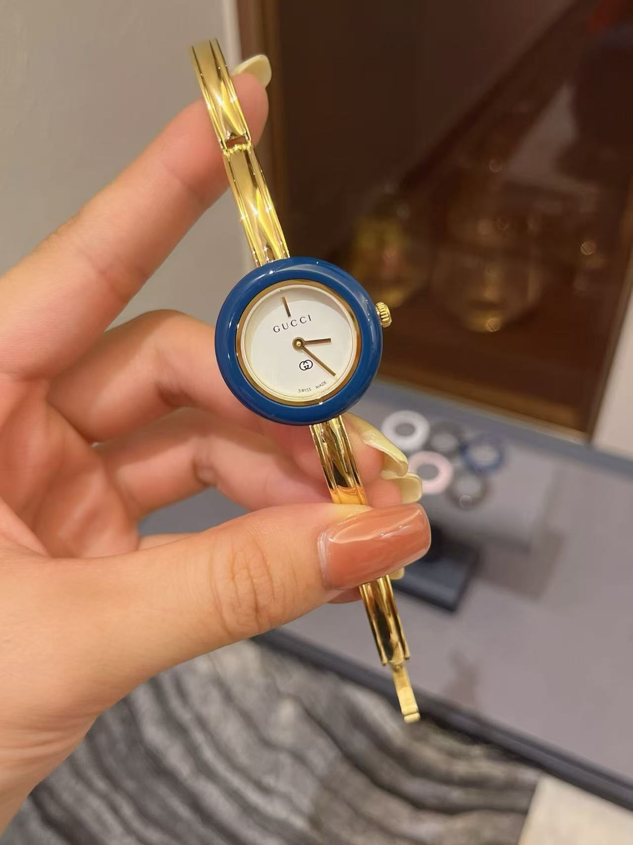 NO:947268,. The new version of Gucci Play still has the core concept of 'replaceable bezel'. The material is all steel and the metal is upgraded to ceramic. It is scratch-resistant and the color is brighter. You can freely DIY the bezel according to your mood that day. It is very playful and interesting. You can wear this watch as an accessory and relax, just like a small toy you carry with you. You buy it home just for fun and good looks.  The size of the tower is 28 mm. Swiss quartz movement. All color rings are delivered so that you can have a different good mood every day. [Celebration],,gucci19860909. 新版Gucci Play 依旧是＂可替换表圈＂的核心理念,材质全钢 金属升级为陶瓷 耐刮,颜色更鲜亮,可以根据当天的心情自由diy表圈,非常俏皮有趣.这款表可以把它当成一个配饰来戴,放轻松,就像是你随身携带的小玩具,买回家就是为了 好玩 好看 好塔尺寸28毫米.瑞士石英机芯.配送所有颜色圈口让你每天都有不一样的好心情.[庆祝],,gucci,Watch