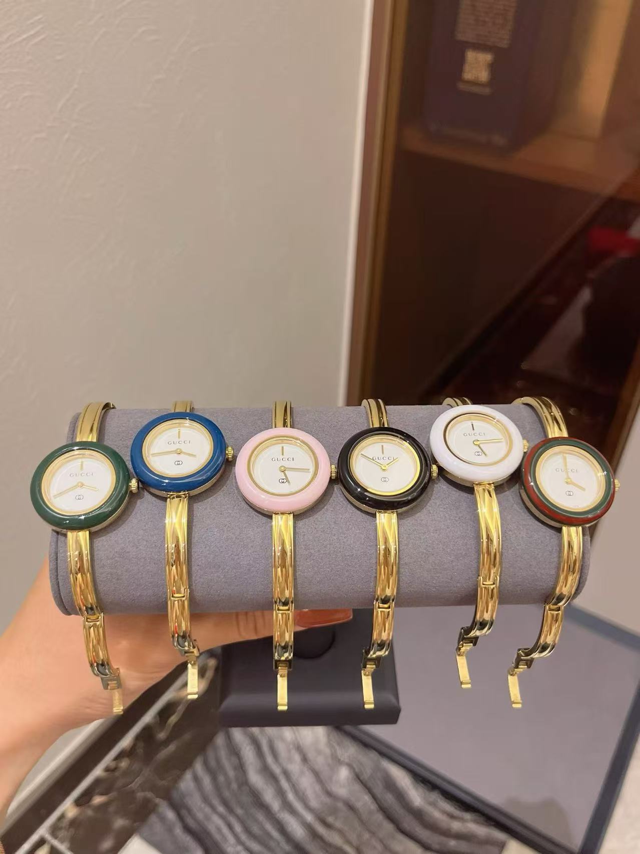 NO:947276,The new version of Gucci Play still has the core concept of 'replaceable bezel'. The material is all steel and the metal is upgraded to ceramic. It is scratch-resistant and the color is brighter. You can freely DIY the bezel according to your mood that day. It is very playful and interesting. You can wear this watch as an accessory and relax, just like a small toy you carry with you. You buy it home just for fun and good looks.  The size of the tower is 28 mm. Swiss quartz movement. All color rings are delivered so that you can have a different good mood every day. [Celebration],,gucci19860909新版Gucci Play 依旧是＂可替换表圈＂的核心理念,材质全钢 金属升级为陶瓷 耐刮,颜色更鲜亮,可以根据当天的心情自由diy表圈,非常俏皮有趣.这款表可以把它当成一个配饰来戴,放轻松,就像是你随身携带的小玩具,买回家就是为了 好玩 好看 好塔尺寸28毫米.瑞士石英机芯.配送所有颜色圈口让你每天都有不一样的好心情.[庆祝],,gucci,Watch