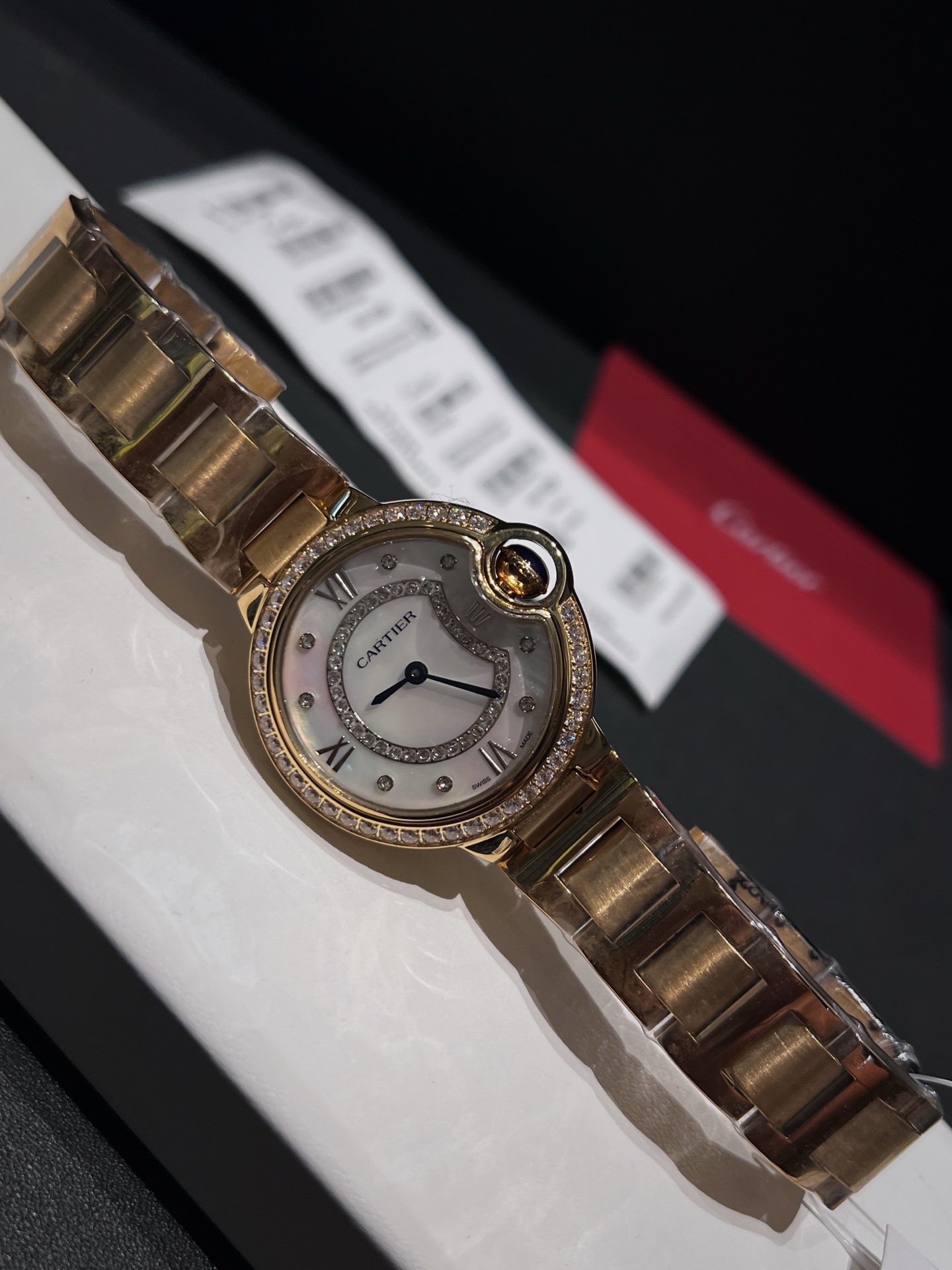 NO:947222,Cartier/33mm fisheye glass, the ingenious Cartier Blue Balloon, exquisite 33mm quartz watch, traditional three-hand design, starry sky running, time flowing, special craftsmanship with diamonds, perfect personality, matched with fisheye glass and using Swiss original Swiss quartz movement, accurate travel time, imported high-gloss cowhide leather belt, original folding buckle, look for high-quality complete package and wear warranty card tag.,,cartier,cowhide19860909卡地亚/33mm 鱼眼玻璃 匠心之作卡地亚蓝气球,精致33mm石英腕表,传统三针设计 星空运转 时间流淌 特殊工艺镶钻,个性 完美 搭配鱼眼玻璃运用瑞士原装瑞士石英机芯 走时精准 进口高光牛皮带 原装折叠扣 认准高品质全套包装出佩戴保修卡吊牌.,,cartier,cowhide,Watch