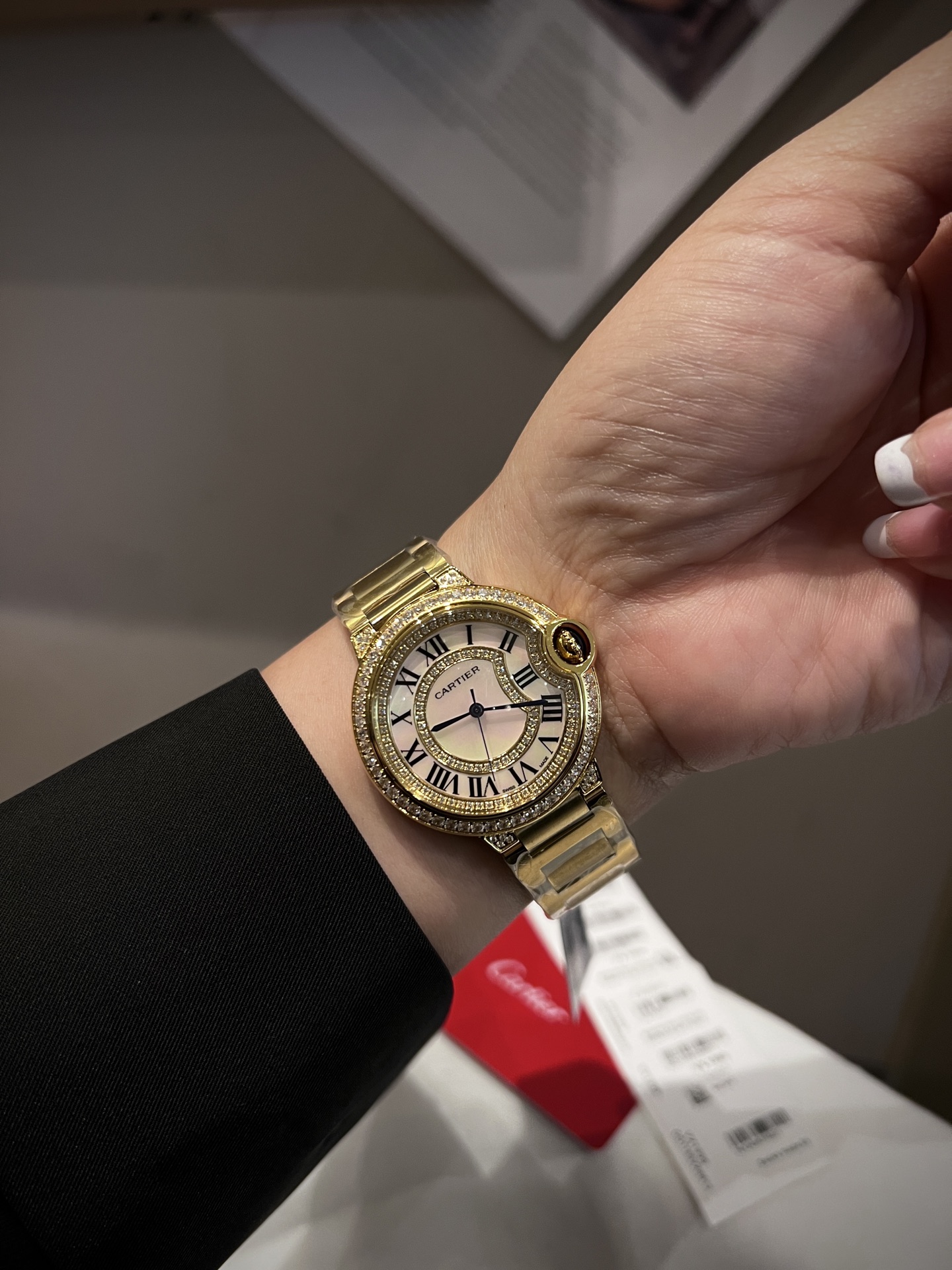 NO:947203,Cartier/33mm Swiss machine, fisheye glass, frosted buckle, ingenious Cartier blue balloon, exquisite 33mm quartz watch, traditional three-hand design, starry sky running, time flowing, special craftsmanship with diamonds, perfect personality, matched with fisheye glass and using Swiss original Swiss quartz movement, accurate travel time, imported high-gloss cowhide leather belt, original folding buckle, look for high-quality complete package and wear warranty card tag.,,cartier,cowhide19860909卡地亚/33mm 瑞机 鱼眼玻璃 磨砂扣 匠心之作卡地亚蓝气球,精致33mm石英腕表,传统三针设计 星空运转 时间流淌 特殊工艺镶钻,个性 完美 搭配鱼眼玻璃运用瑞士原装瑞士石英机芯 走时精准 进口高光牛皮带 原装折叠扣 认准高品质全套包装出佩戴保修卡吊牌.,,cartier,cowhide,Watch