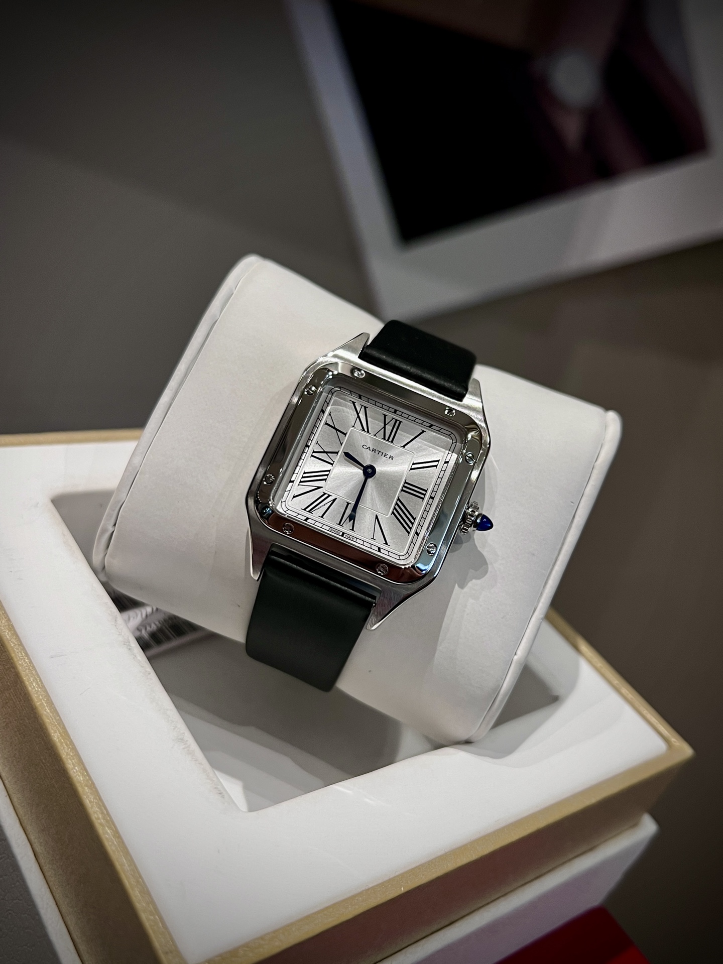 NO:947213,White gold diamond 30# Swiss movement Santos-Dumont Cartier ultra-thin Dumont series watch, intellectual ladies watch, 316L stainless steel case, blue spinel bead head, sunray pattern frosted effect, classic Roman numerals, mother-of-pearl dial, sword-shaped blue steel hands, sapphire crystal mirror, stainless steel strap, cartier19860909白金钻30#瑞士机芯 Santos-Dumont卡地亚山度士超薄杜蒙系列腕表,知性女士腕表,316L精钢表壳,蓝色尖晶石圆珠把头,阳光射线纹饰磨砂效果,经典罗马数字时标,珍珠贝母表盘,剑形蓝钢指针,蓝宝石水晶镜面,精钢表带,,cartier,Watch