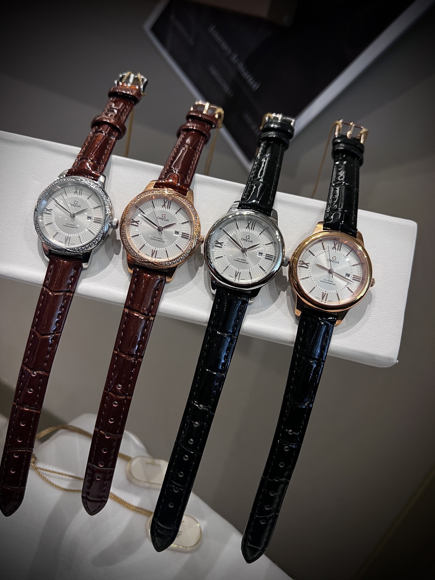 NO:947197,Platinum Steel band with diamonds, meet the right person at the right time [Rose] Time will never forget the beauty of the first time I met you [Celebration] [Celebration] [Celebration] Omega~ OMEGA goddess must-have quartz watch Imported quartz-3-hand movement blue light-plated glass mirror 316 stainless steel diamond case stainless steel strap diameter 35mm thickness 9mm,,omega19860909白金 钢带镶钻, 在对的时间遇到对的人[玫瑰]时光从不会淡忘与你初见的美[庆祝][庆祝][庆祝]欧米茄~ OMEGA女神必备石英腕表 进口石英-3针机芯镀蓝光玻璃镜面316精钢镶钻表壳精钢表带直径35mm 厚度9mm,,omega,Watch