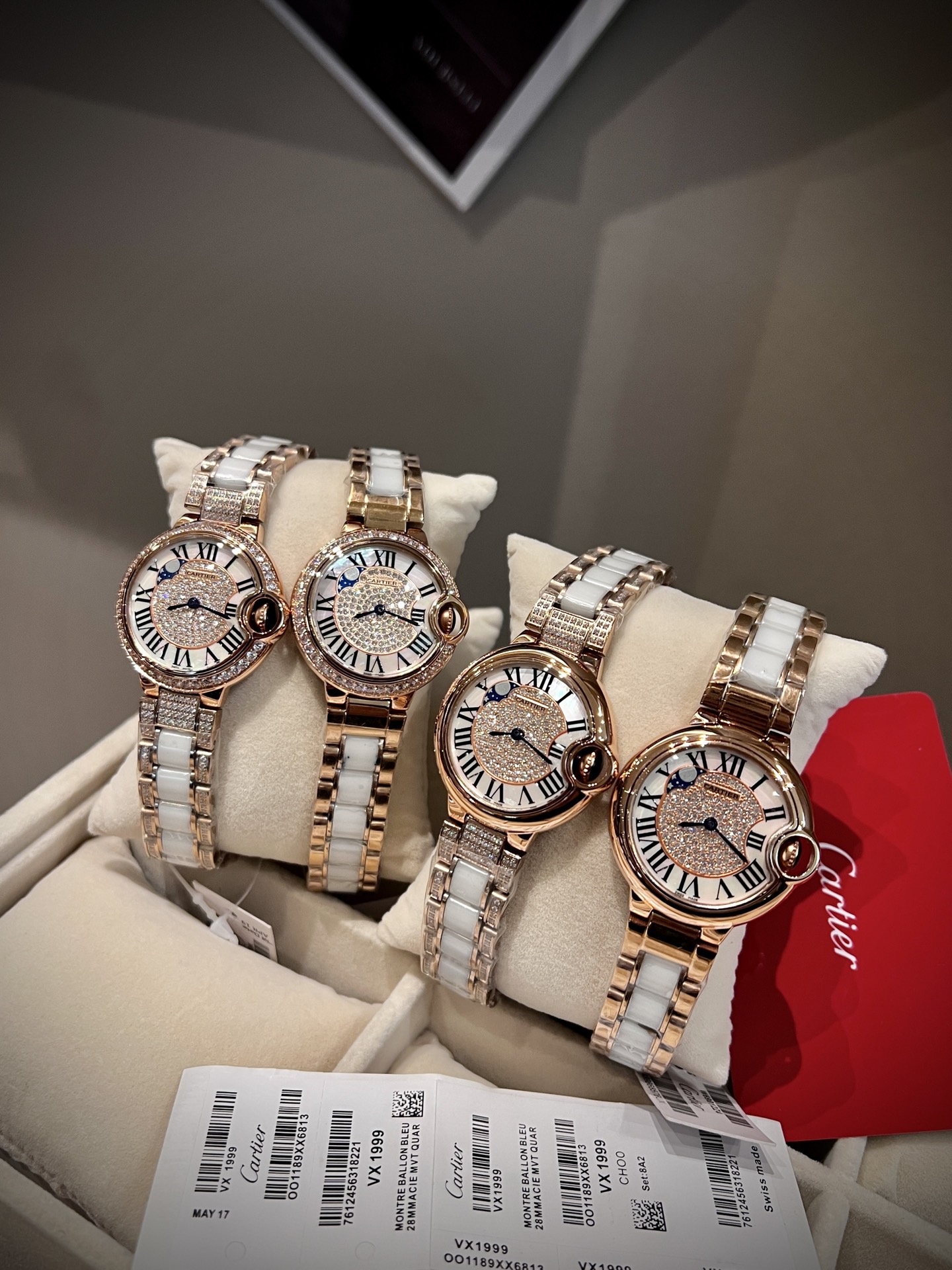 NO:947212,Cartier/33mm fisheye glass, the ingenious Cartier Blue Balloon, exquisite 33mm quartz watch, traditional three-hand design, starry sky running, time flowing, special craftsmanship with diamonds, perfect personality, matched with fisheye glass and using Swiss original Swiss quartz movement, accurate travel time, imported high-gloss cowhide leather belt, original folding buckle, look for high-quality complete package and wear warranty card tag.,,cartier,cowhide19860909卡地亚/33mm 鱼眼玻璃 匠心之作卡地亚蓝气球,精致33mm石英腕表,传统三针设计 星空运转 时间流淌 特殊工艺镶钻,个性 完美 搭配鱼眼玻璃运用瑞士原装瑞士石英机芯 走时精准 进口高光牛皮带 原装折叠扣 认准高品质全套包装出佩戴保修卡吊牌.,,cartier,cowhide,Watch