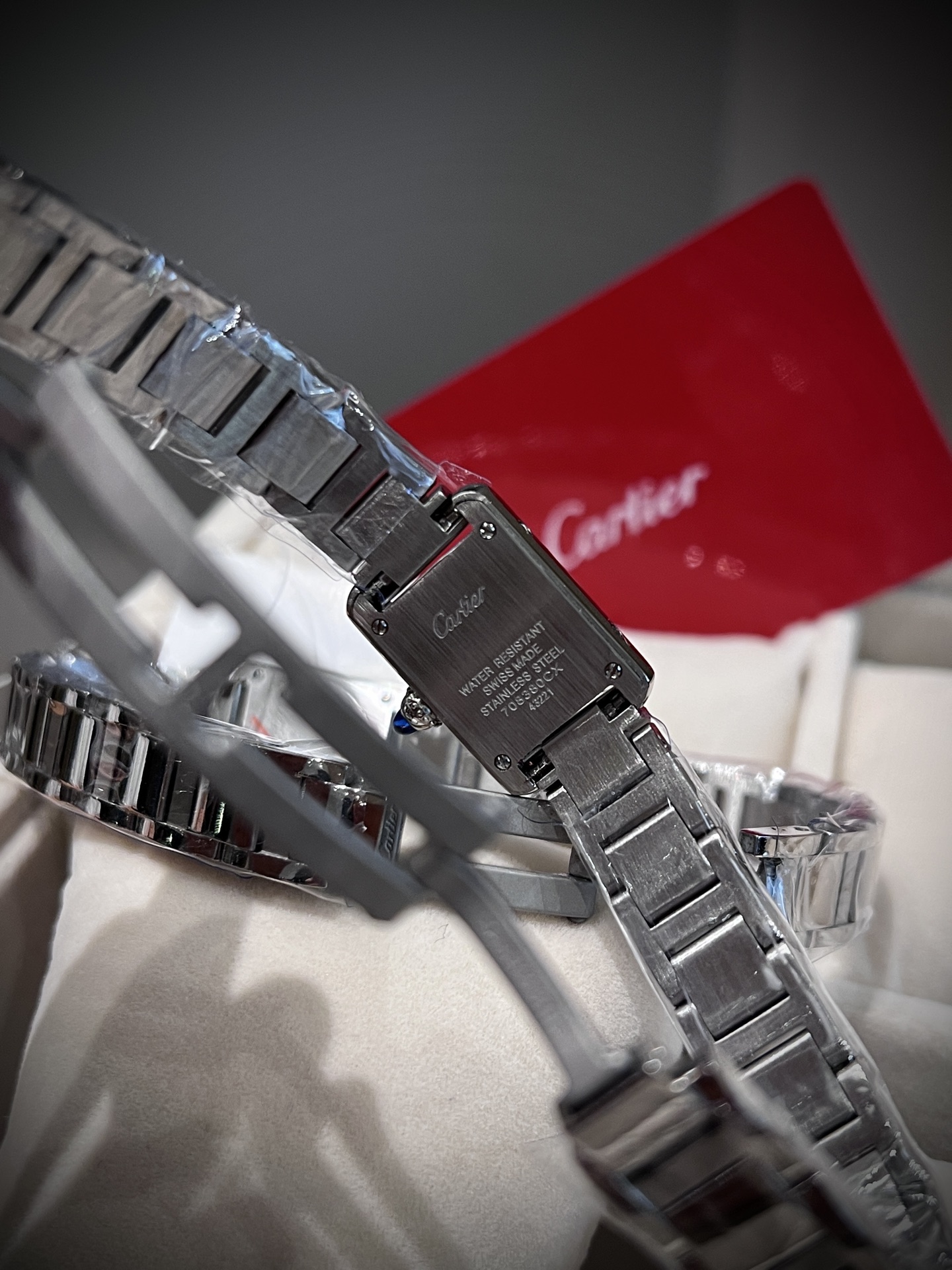NO:947220,Aperture diamond ring Cartier mini tank TANK LOUIS CARTIER mini small watch with a dial size of 24 16.5mm and imported movement!  The classic design is mixed with new proportions, making it more sophisticated, unique and full of personality. The iconic bright tank curved case  After multiple layers of complicated processes, the rounded corners are carefully polished, striving to make every arc the same as the original. The outer ring of the watch is hand-set with small diamonds, and each crown is carefully polished by hand. It is paired with a pure first-layer cowhide strap. Every element takes into account aesthetics and wearing comfort, expressing casual elegance and letting your beauty flow everywhere. No matter how many times you watch it, you will still be surprised by the mini tank, which really interprets exquisiteness to the extreme!  ,,louis vuitton,cartier,cartier,cowhide19860909光圈 钻圈 卡地亚迷你mini坦克TANK LOUIS CARTIER迷你小尺寸款腕表以 24 16.5mm 的表盘尺寸,进口机芯！经典的设计混以全新的比例搭配,更显精巧别致而富有个性.标志性的明亮坦克弧形表壳 经过多层繁复工序精细打磨出圆润边角,力求每个弧度都与原版无异.表外圈纯手工镶嵌小碎钻,再辅以每颗都用手工精心打磨的表冠,搭配纯正头层牛皮表带,每一元素兼顾美学和佩戴舒适感,尽释随性优雅,让你的美处处流转.无论看了多少次还是会被惊讶住的mini坦克 真的把精致演绎到了极致！,,louis vuitton,cartier,cartier,cowhide,Watch