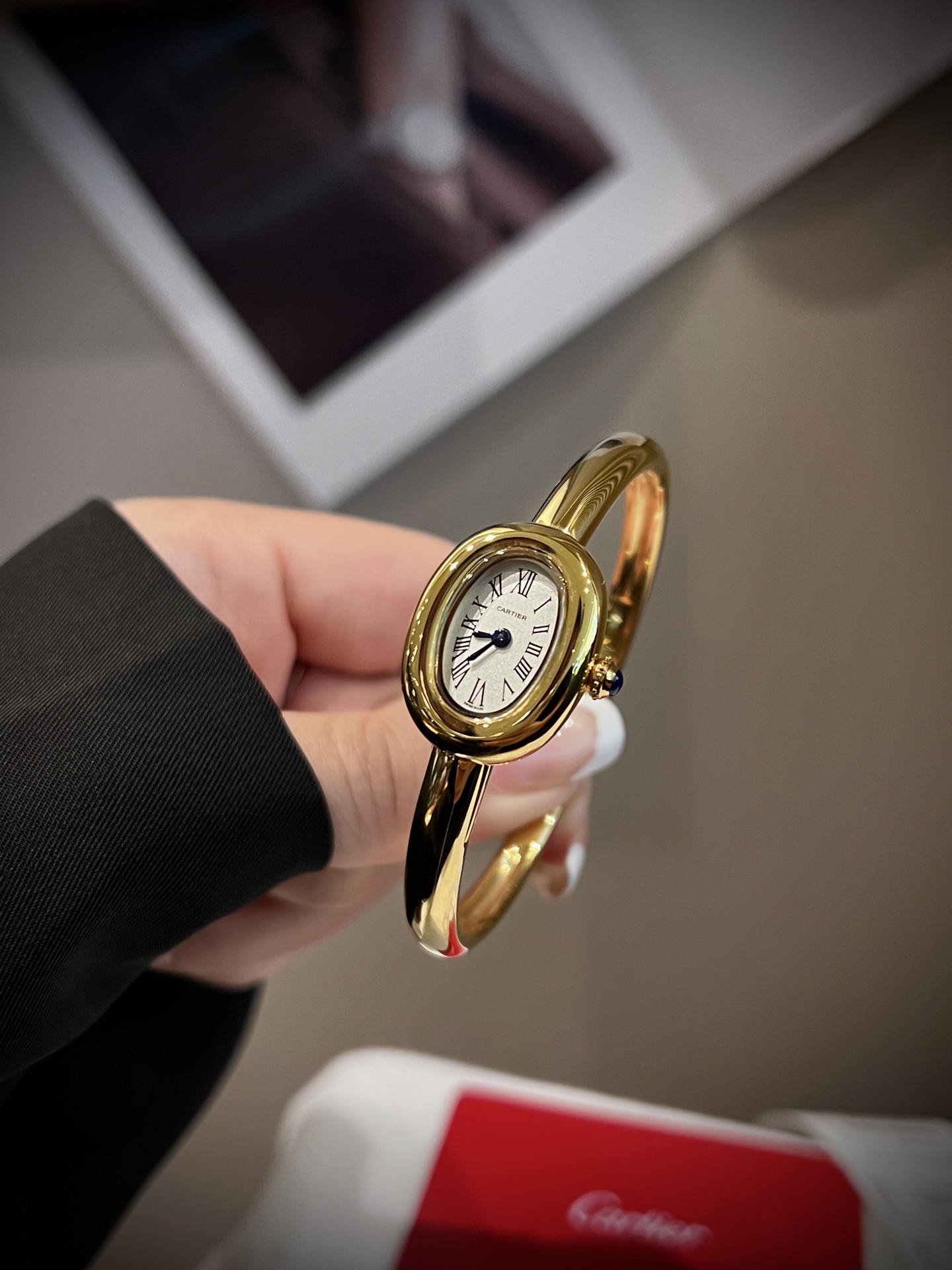 NO:947241,White light, gold pieces. Kajia's classic bathtub series. Three sizes in one. Baignoire's new 'bathtub' bracelet watch, case size 24.6*18.7 mm, hand size 13-16 can be worn, the watch is a bracelet, small and unique, eye-catching, fashionable and revealing a touch of luxury. I was surprised when I got the real thing, great appearance!  The oval shape feels like the shape of an elegant European-style bathtub, which is so pretty!  Baignoire bathtub series watches, soft lines, lugs and luxurious temperament give the watch an extremely balanced look and feel. The watch is timeless and classic, showing French elegance, and is favored by women. Small model, imported quartz movement. Stainless steel gold-plated case, silver-plated dial, sword-shaped blue steel hands  Needle, sapphire crystal mirror. Cartier watches reinterpret the traditional round watch shape, extending the circle into an oval shape. The watch draws inspiration from the simple oval shape with strong geometric characteristics, and adopts a round and plump oval silhouette to show its feminine style.,,cartier,bracelet19860909白光,金枚 卡家经典之作浴缸系列.三码合一 Baignoire 全新“浴缸”手镯腕表,表壳尺寸24.6*18.7毫米,手围尺寸13-16手围可佩戴,手表即是手镯,小巧别致叉夺人眼球,时髦中更透露一丝奢华,实物拿到手的时候大吃一惊,颜值高 ！椭圆外型的感觉正是典雅欧风浴缸形状,这也太好看了吧！Baignoire浴缸系列腕表,柔和的线条、表耳以及华贵气质赋予腕表极致平衡的观感.腕表隽永经典,尽显法式优雅,深受女性青睐.小号表款,原装进口石英机芯.精钢包金表壳,镀银表盘,剑形蓝钢指针,蓝宝石水晶镜面.卡地亚腕表重新演绎传统圆形腕表造型,将圆形延伸为椭园形.腕表从极具几何特色的简约椭圆形汲取灵感,采用圆润丰盈的椭圆廓形,尽彰柔美风情.,,cartier,bracelet,Watch