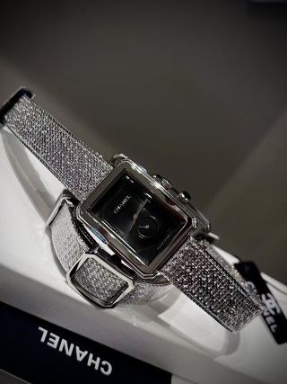 Chanel BOY·FRIEND TWEED detail 2