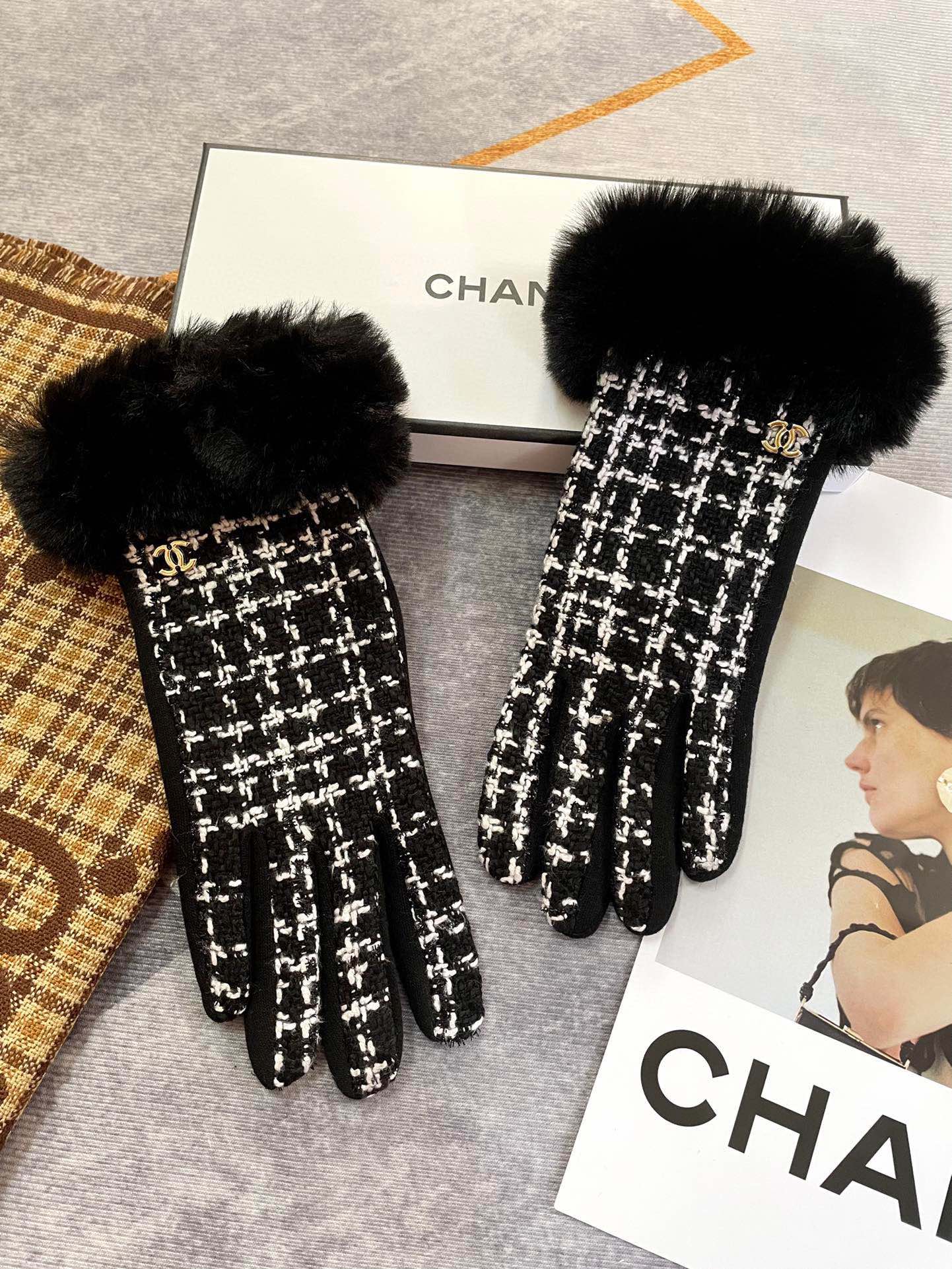 Chanel香奈儿新款水貂绒配羊毛手套手感更软细糯腻亲肤保性暖更好天然染料低温染色呈最现纯粹浓郁饱的满颜