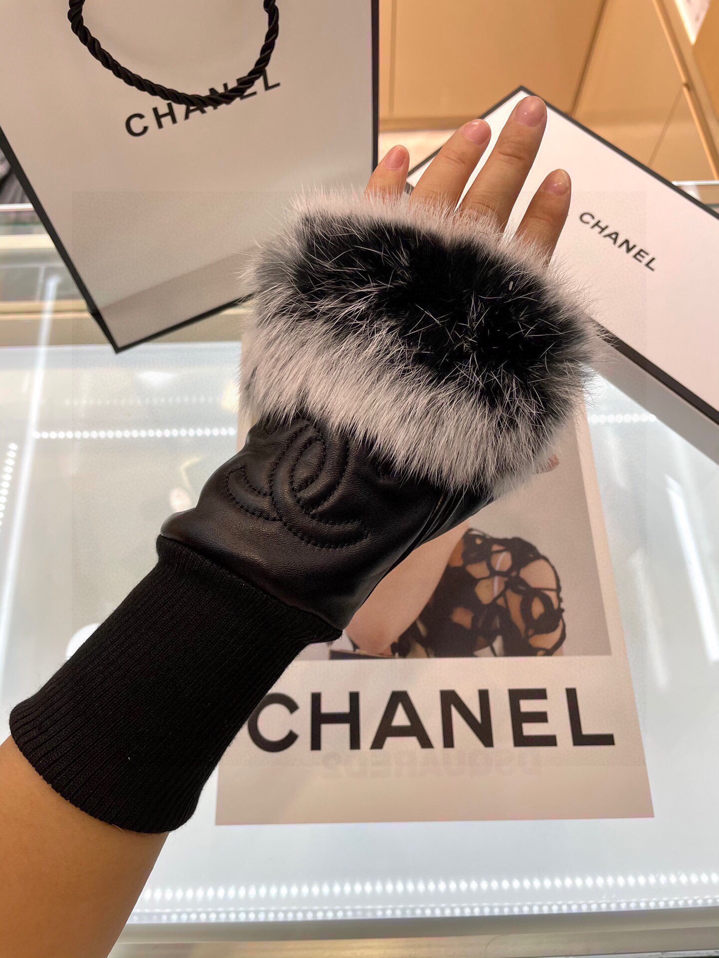 Chanel香奈儿秋冬短款懒兔毛手套值得对比同款不同品质秒杀市场差产品进口一级羊皮懒兔毛内里加绒上手超赞