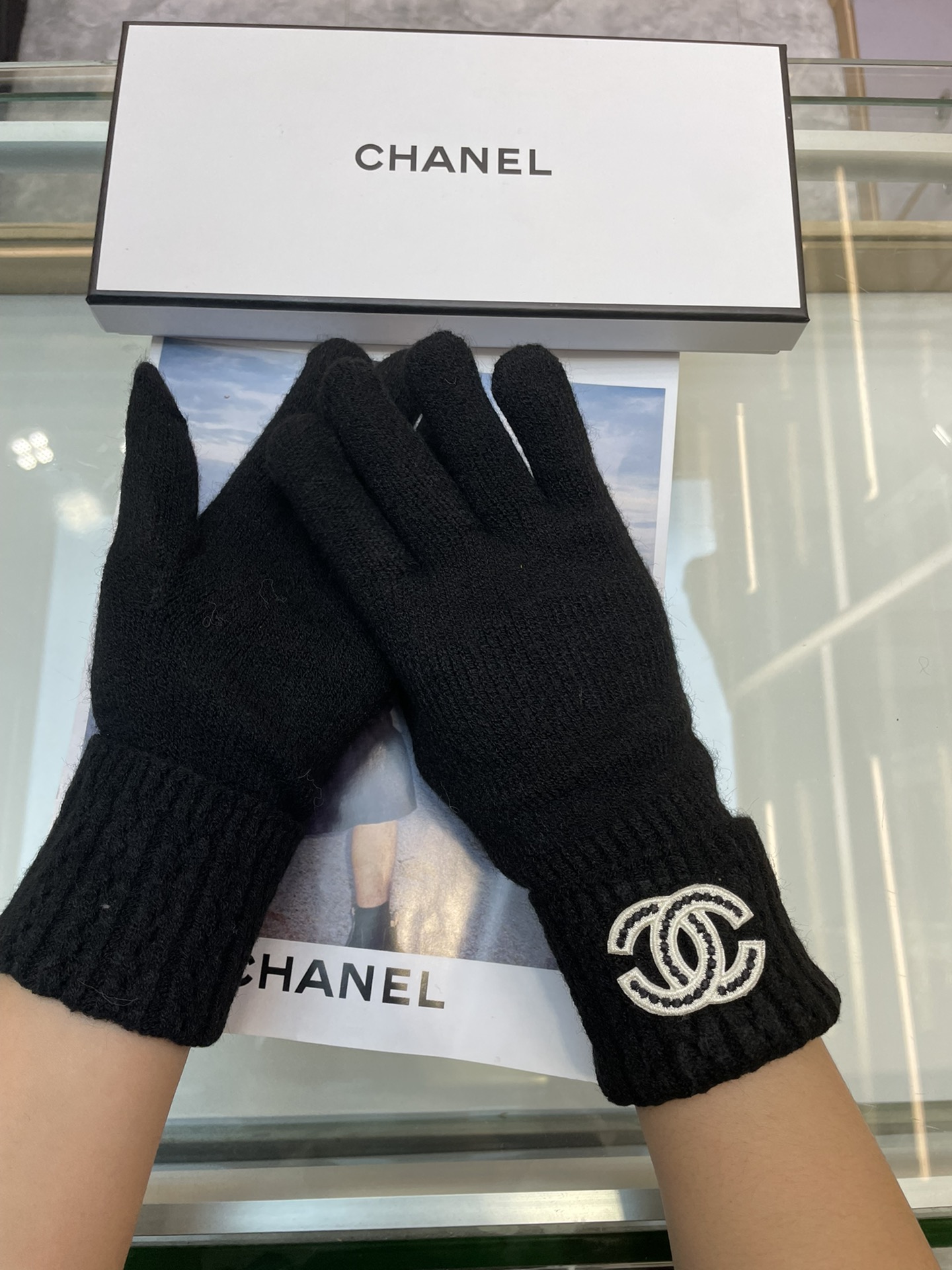 Chanel秋冬露指羊绒手套糖果纯色系列今年秋冬大火每色都超好看搭配羊绒大衣绝美立体版型剪裁线条流畅佩戴