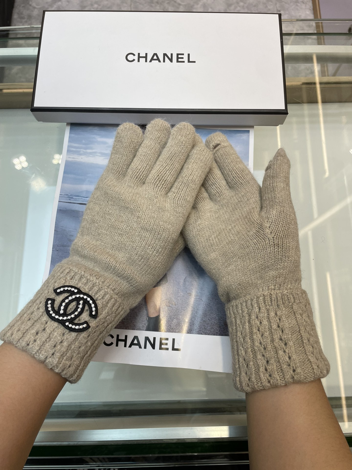 Chanel秋冬露指羊绒手套糖果纯色系列今年秋冬大火每色都超好看搭配羊绒大衣绝美立体版型剪裁线条流畅佩戴