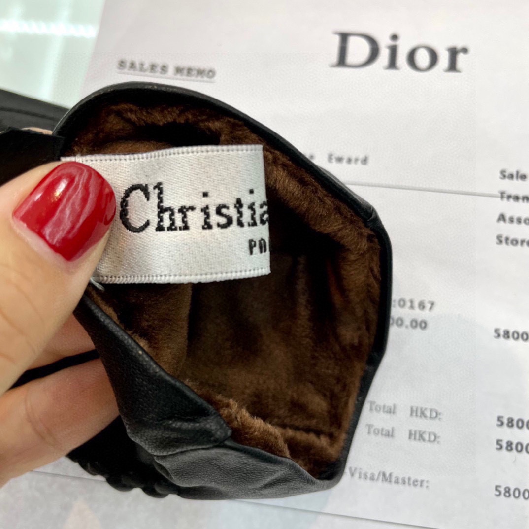 Dior最新全触屏手套采用进口山羊皮女人味十足推荐款内里加绒带起来既舒适又保暖码数ML