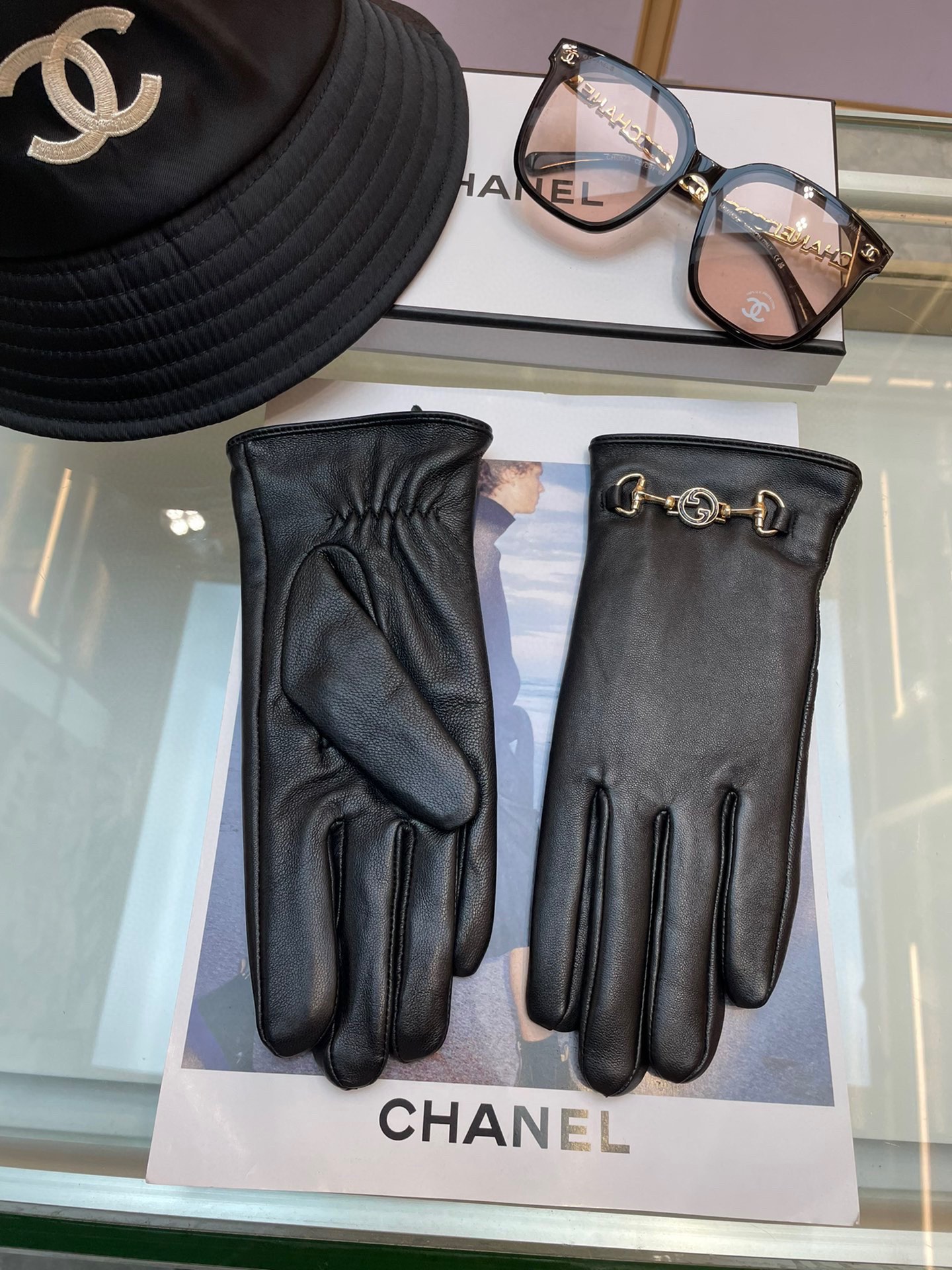 Gucci新款女式真皮手套采用埃塞俄比亚进口触屏羊皮简单大方的款式添加小LOGO扣超柔加绒内里佩戴舒适码