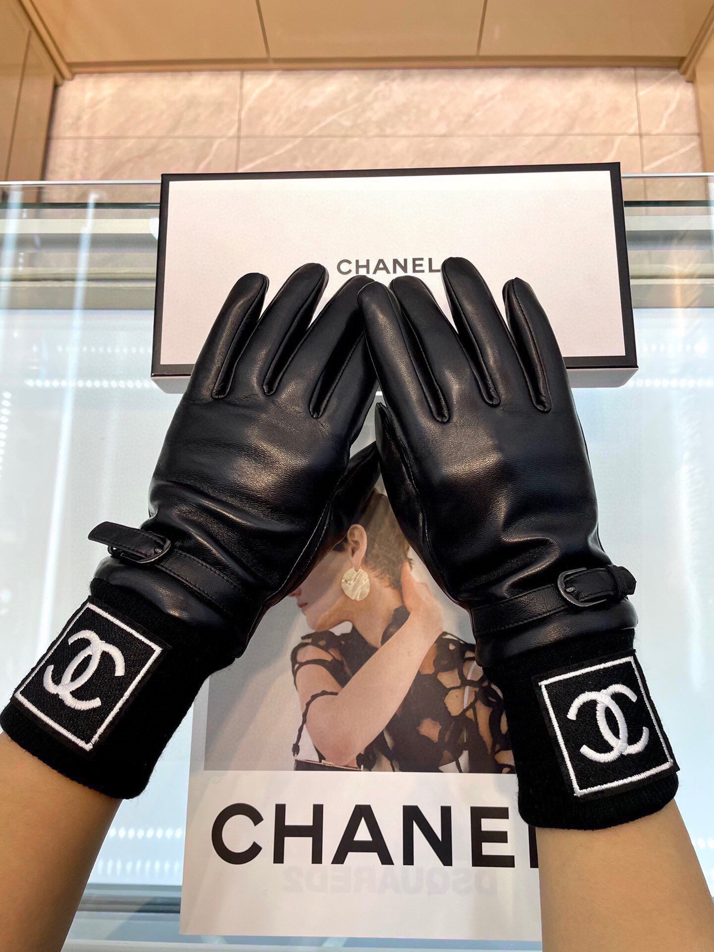 新款独家首发Chanel香奈儿女士新款高档羊皮手套女神首选不可错过一级绵羊皮皮质细腻柔软羊绒内里保暖更佳