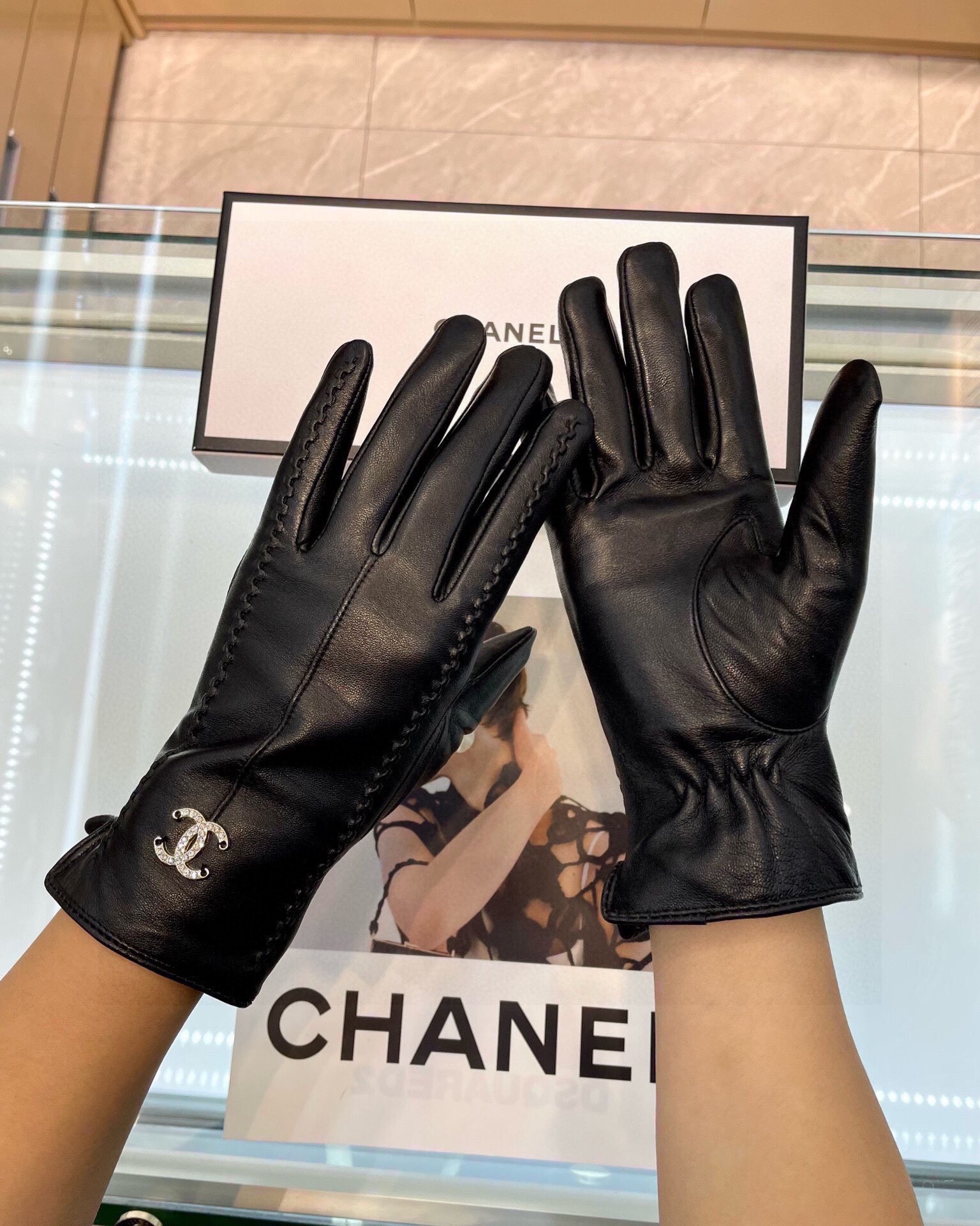 新款独家首发Chanel香奈儿女士新款高档羊皮手套女神首选不可错过一级绵羊皮皮质细腻柔软羊绒内里保暖更佳