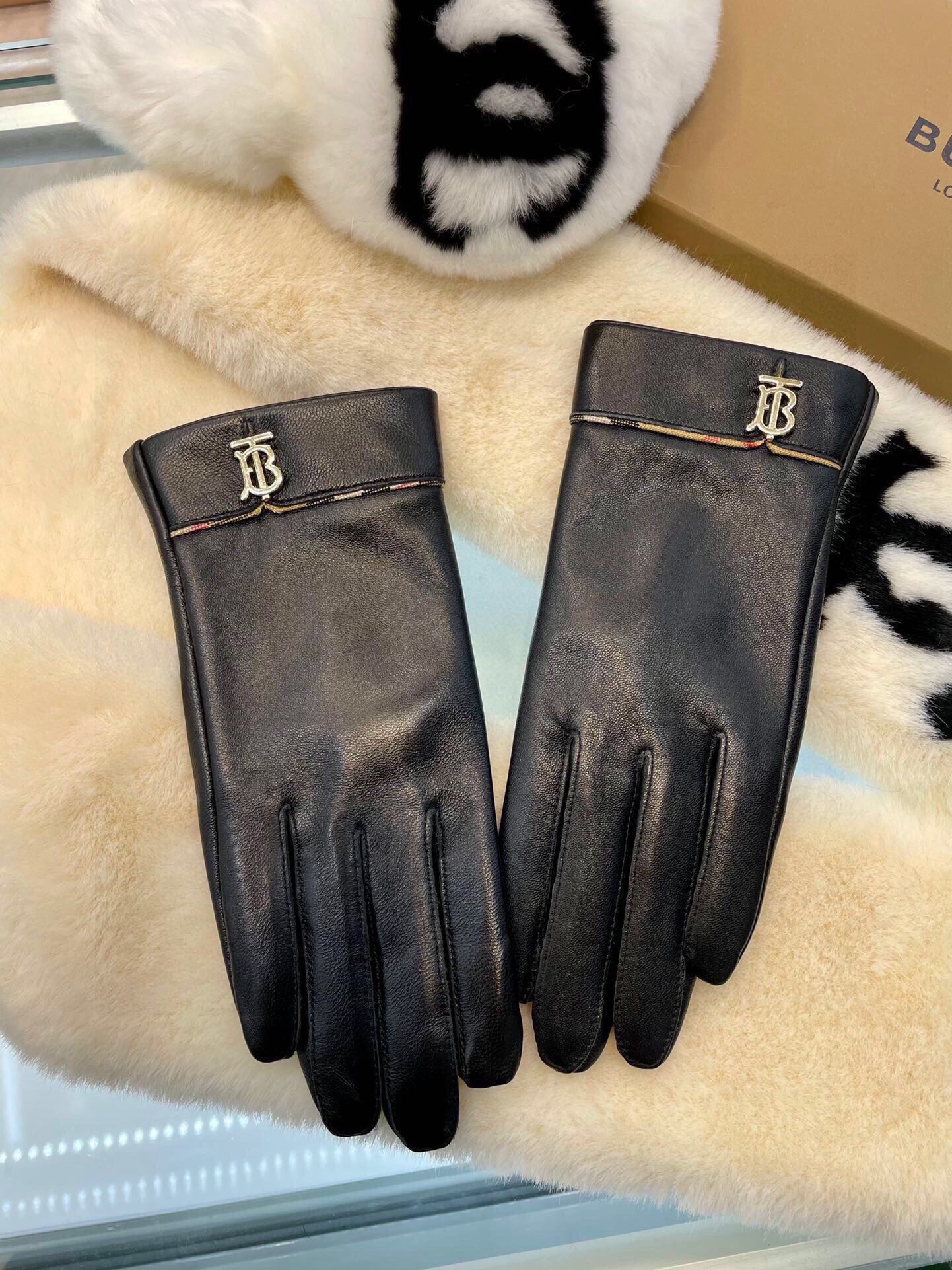 巴宝莉新款女士手套一级羊皮皮质超薄柔软舒适特显手型质感超群码数ML