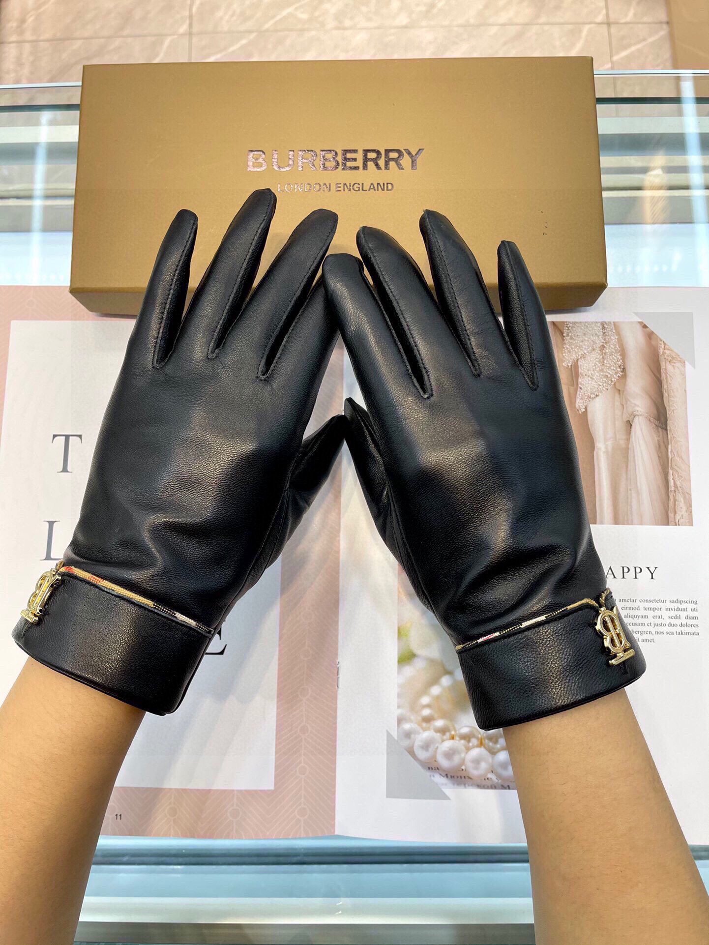 巴宝莉新款女士手套一级羊皮皮质超薄柔软舒适特显手型质感超群码数ML
