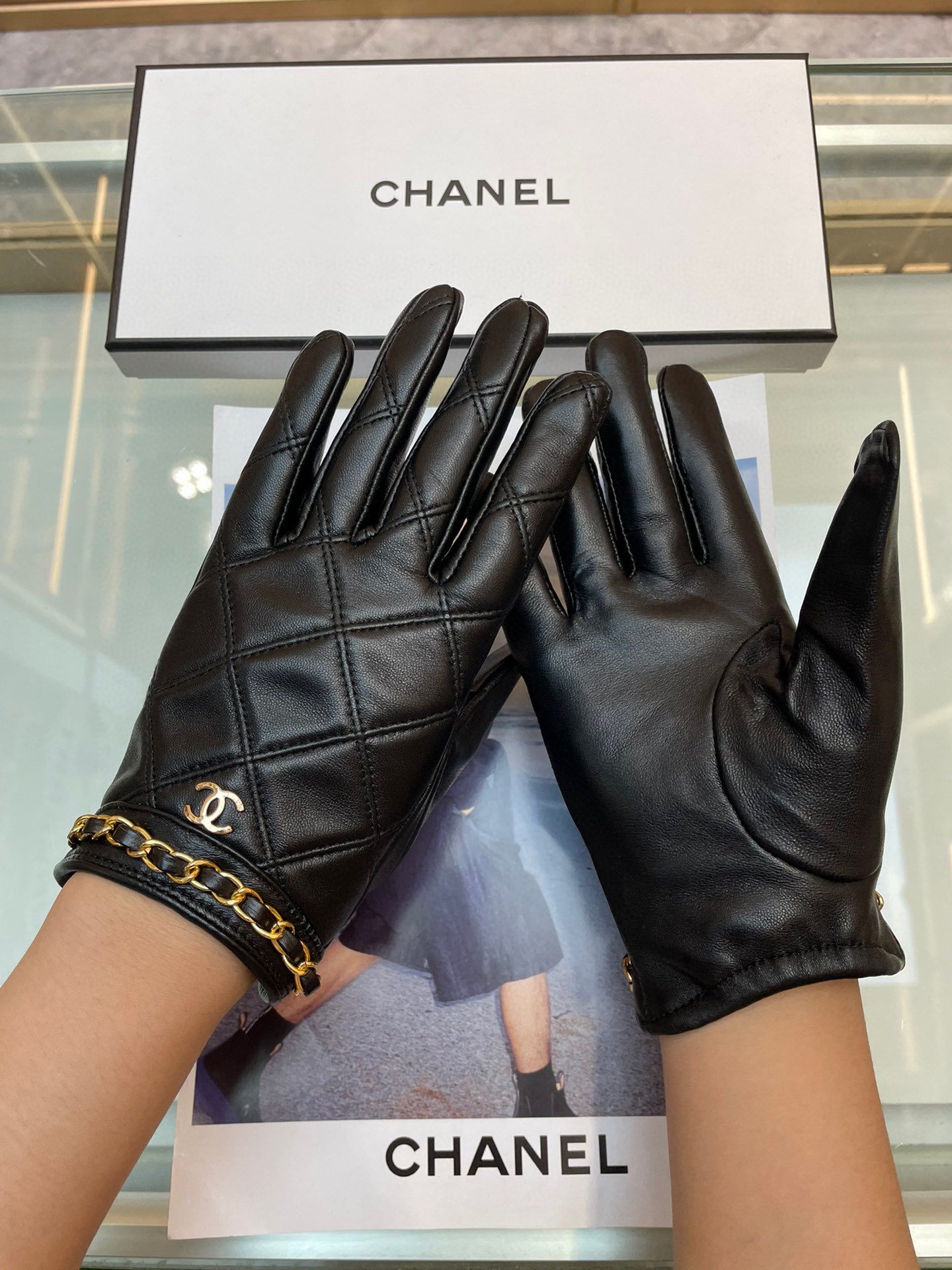 Chanel火爆朋友圈的女式真皮手套采用埃塞俄比亚进口触屏羊皮简单大方的款式添加小LOGO扣超柔加绒内里
