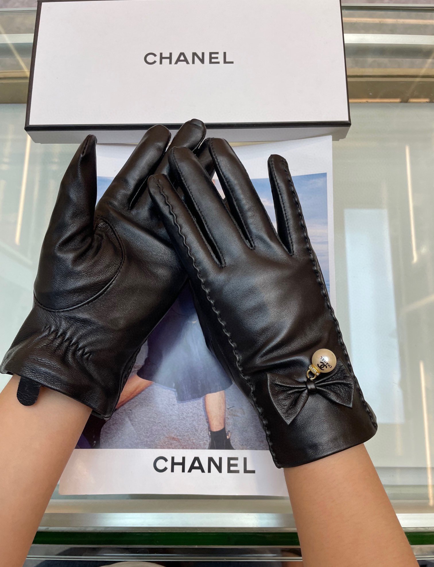 Chanel火爆朋友圈的女式真皮手套采用埃塞俄比亚进口触屏羊皮简单大方的款式添加小LOGO扣超柔加绒内里