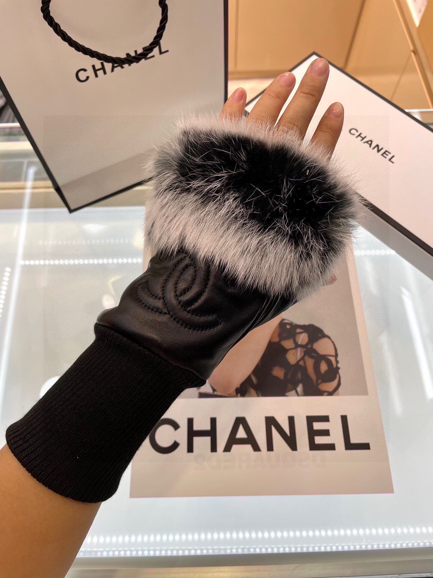 Chanel香奈儿秋冬短款懒兔毛手套值得对比同款不同品质秒杀市场差产品进口一级羊皮懒兔毛内里加绒上手超赞