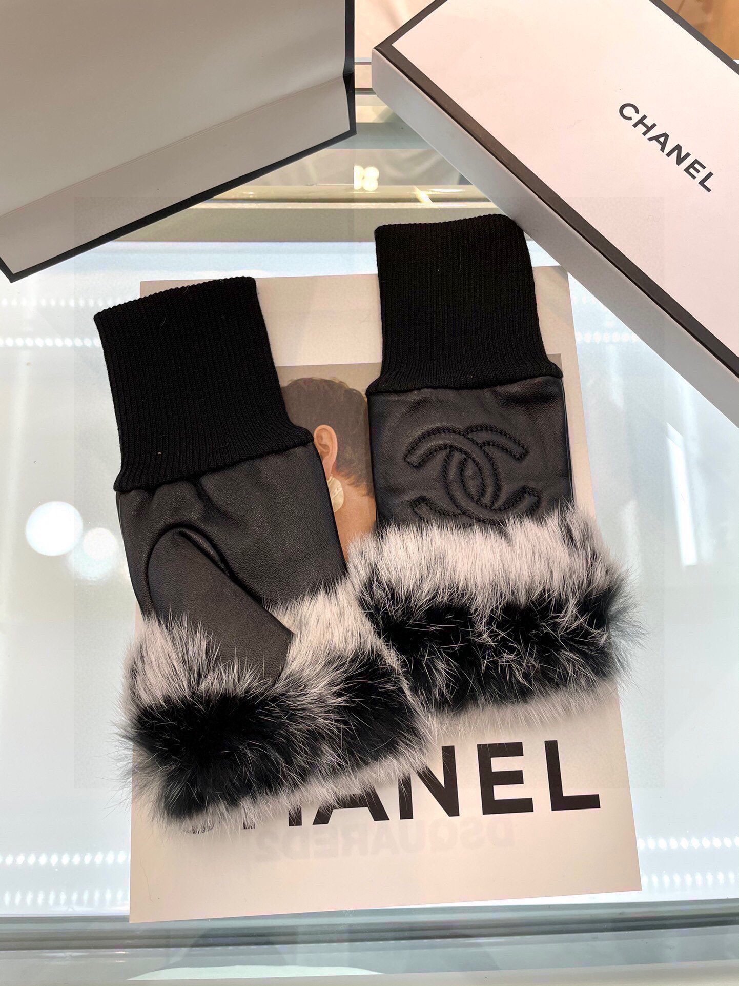 Chanel香奈儿秋冬短款懒兔毛手套值得对比同款不同品质秒杀市场差产品进口一级羊皮懒兔毛内里加绒上手超赞