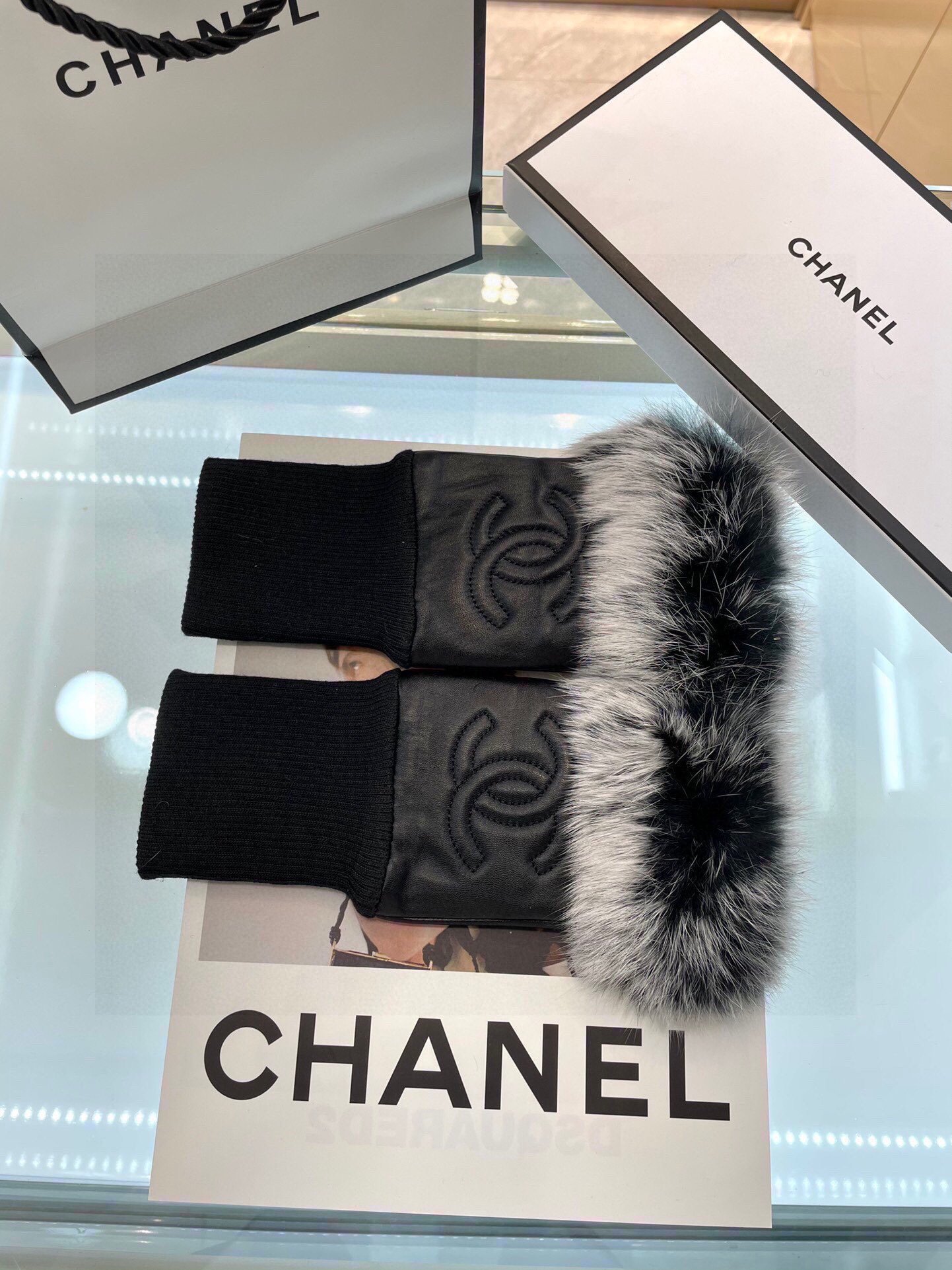 Chanel香奈儿秋冬短款懒兔毛手套值得对比同款不同品质秒杀市场差产品进口一级羊皮懒兔毛内里加绒上手超赞