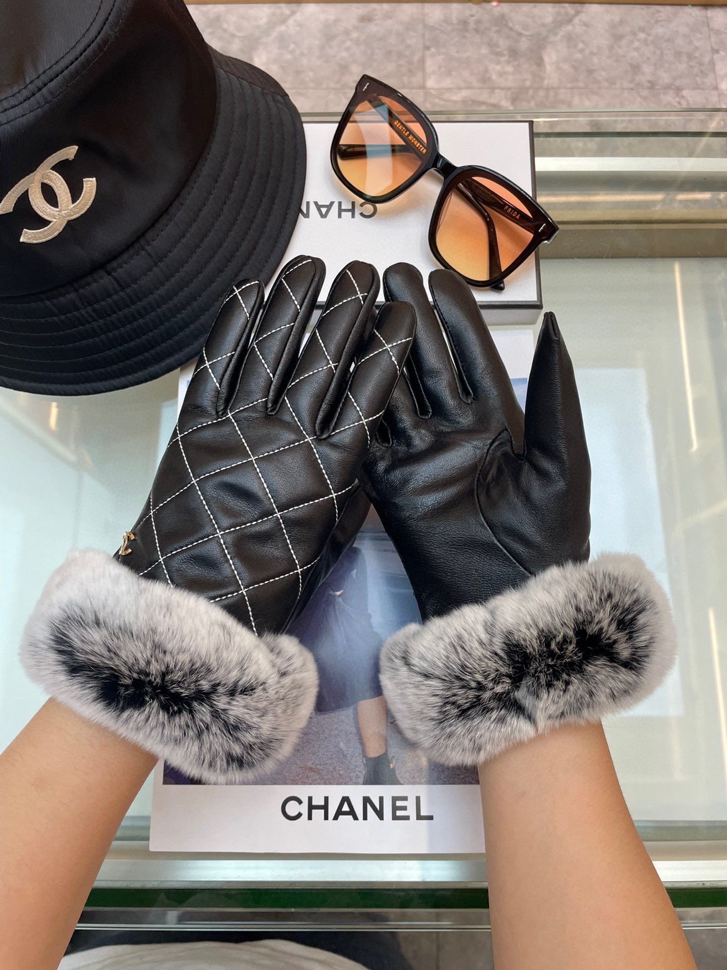 Chanel新款女士手套一级羊皮皮质超薄保暖舒适柔软舒适特显手型质感超群码数均码