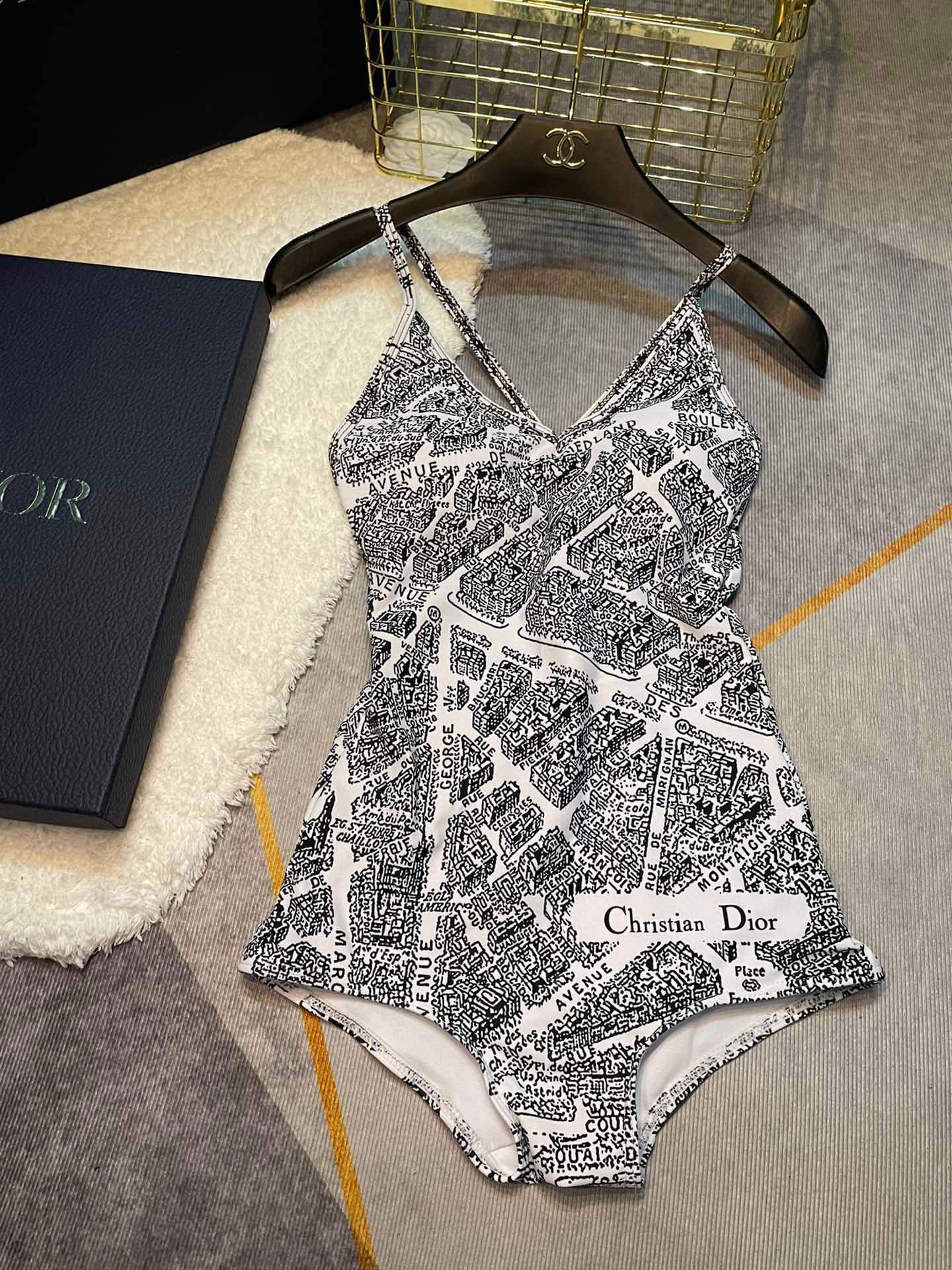 Dior最新款CD2023夏季新款巴黎地图系列连体泳衣采用原版定织高弹氨纶混纺面料复古黑白色巴黎建筑图印