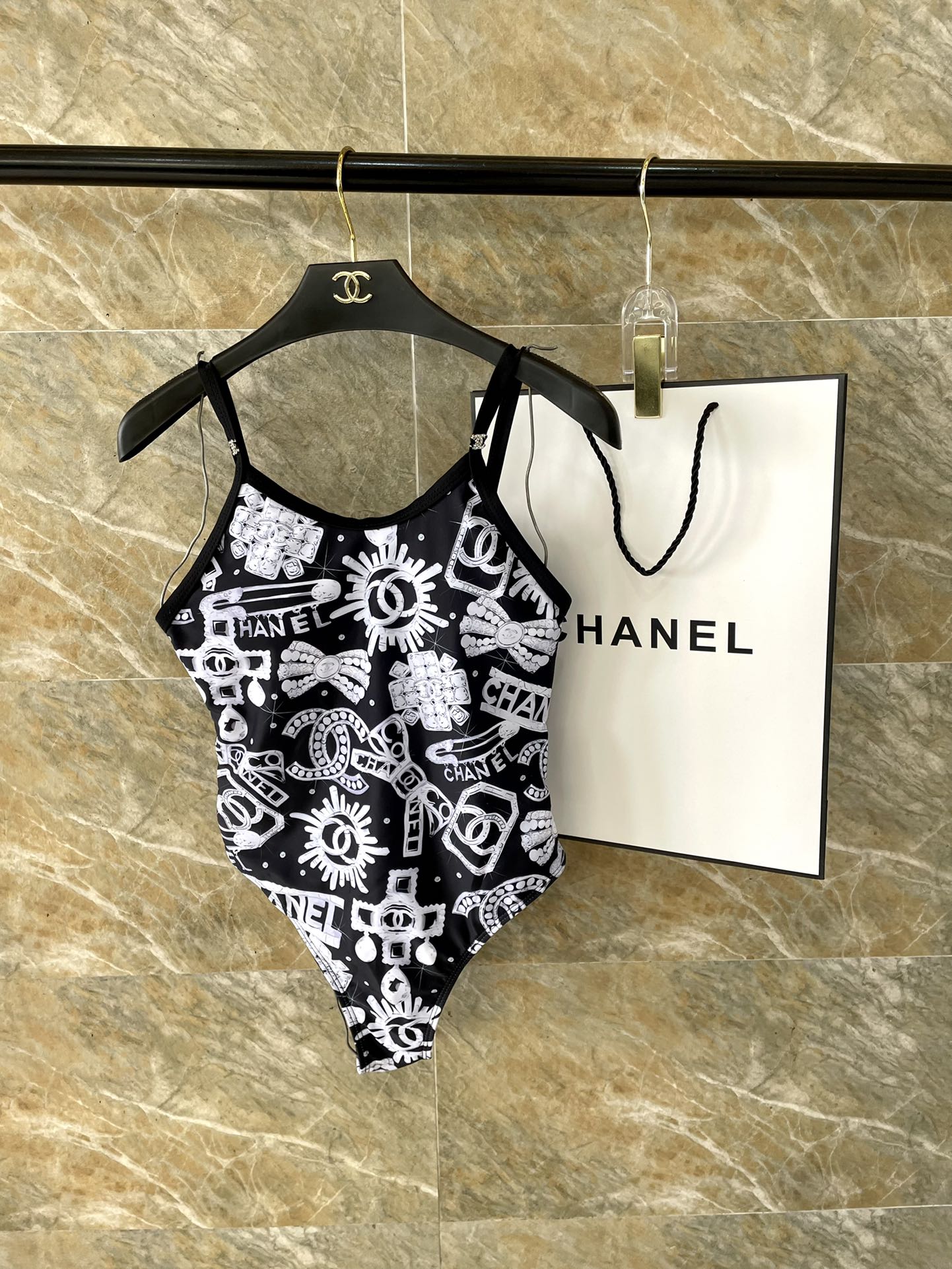 Chanel新款连体泳衣适合多种场景的游泳衣️海边游泳池温泉水上乐园漂流都可以内搭也完全可以连体设计遮肉