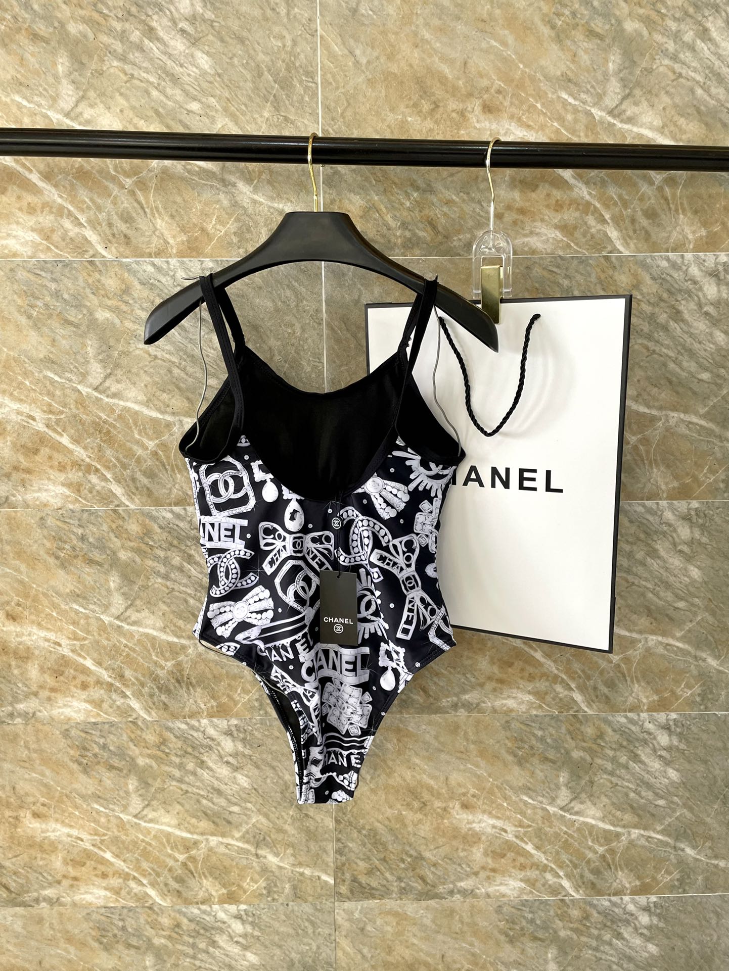 Chanel新款连体泳衣适合多种场景的游泳衣️海边游泳池温泉水上乐园漂流都可以内搭也完全可以连体设计遮肉