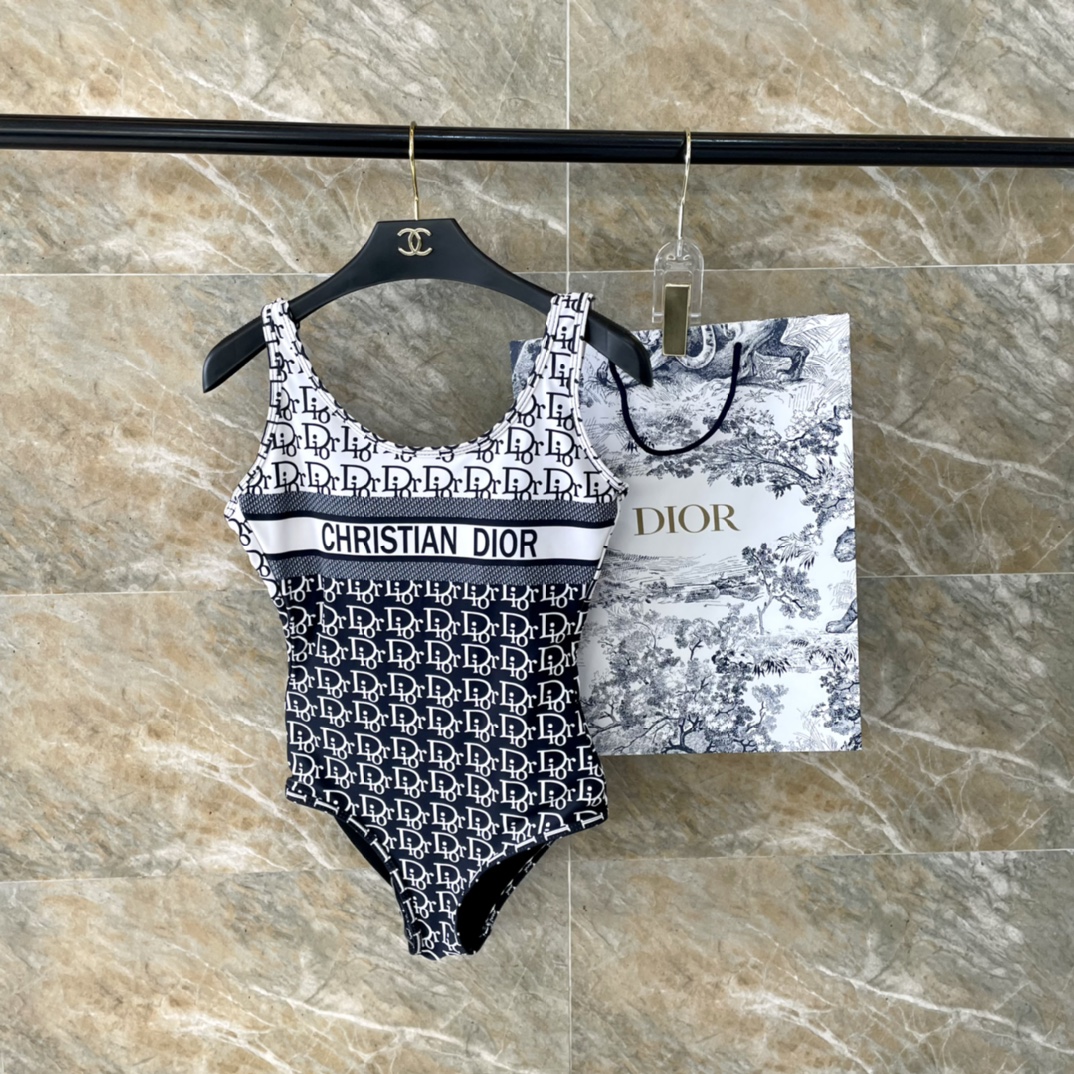 Dior新款泳衣适合多种场景的游泳衣️海边游泳池温泉水上乐园漂流都可以内搭也完全可以连体设计遮肉显高挑腹