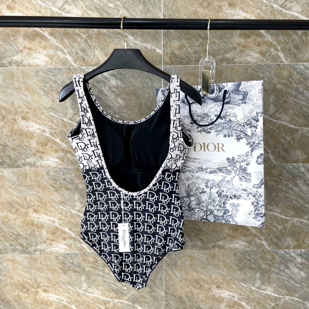 Dior新款泳衣适合多种场景的游泳衣️海边游泳池温泉水上乐园漂流都可以内搭也完全可以连体设计遮肉显高挑腹