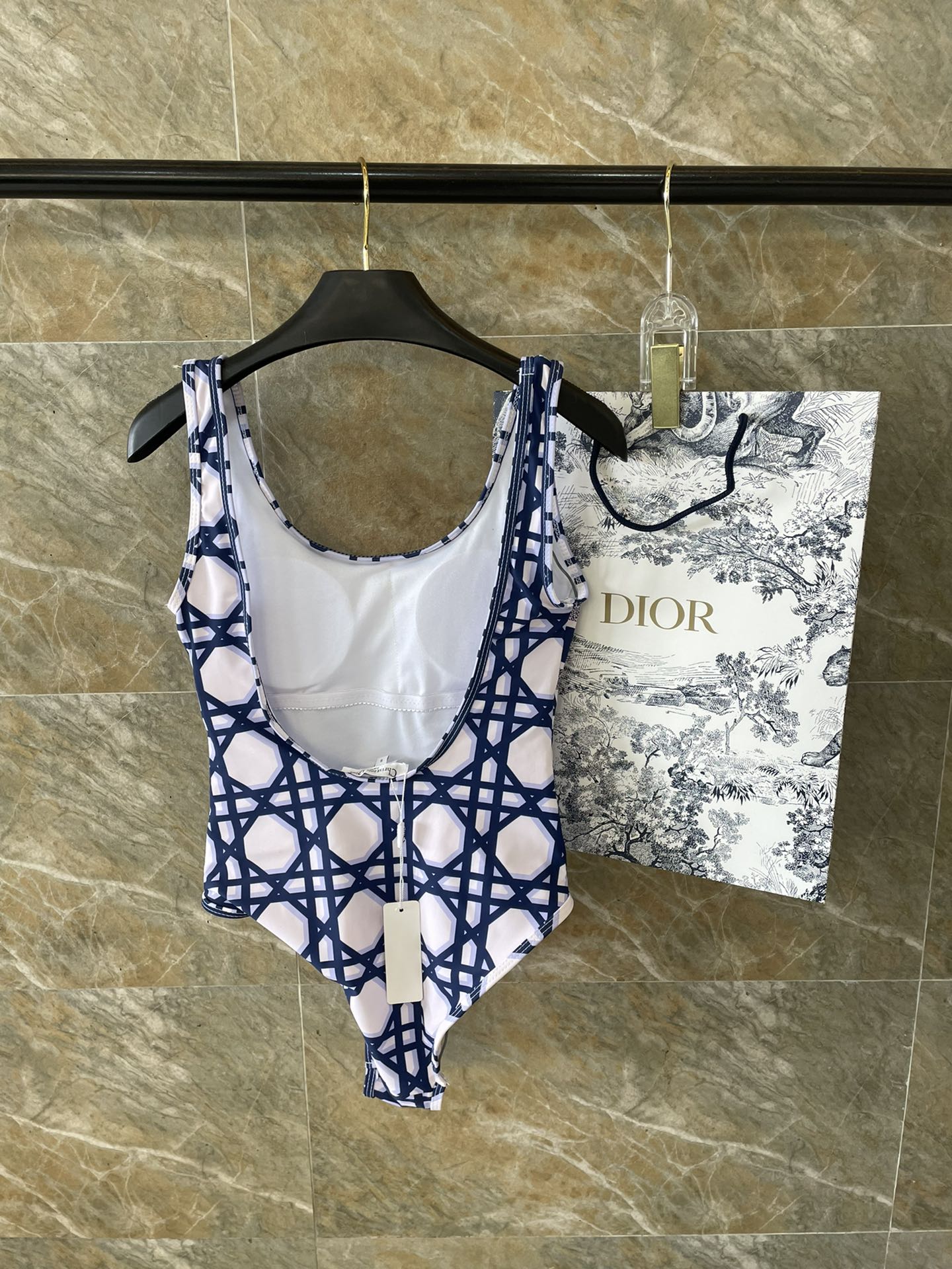 Dior比基尼适合多种场景的游泳衣️海边游泳池温泉水上乐园漂流都可以内搭也完全可以连体设计遮肉显高挑腹部