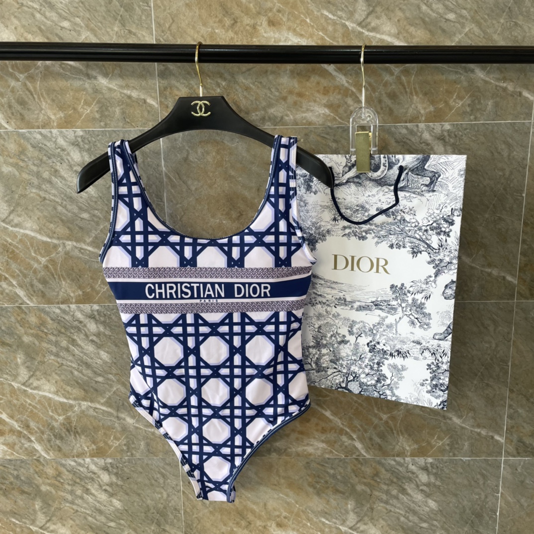 Dior比基尼适合多种场景的游泳衣️海边游泳池温泉水上乐园漂流都可以内搭也完全可以连体设计遮肉显高挑腹部