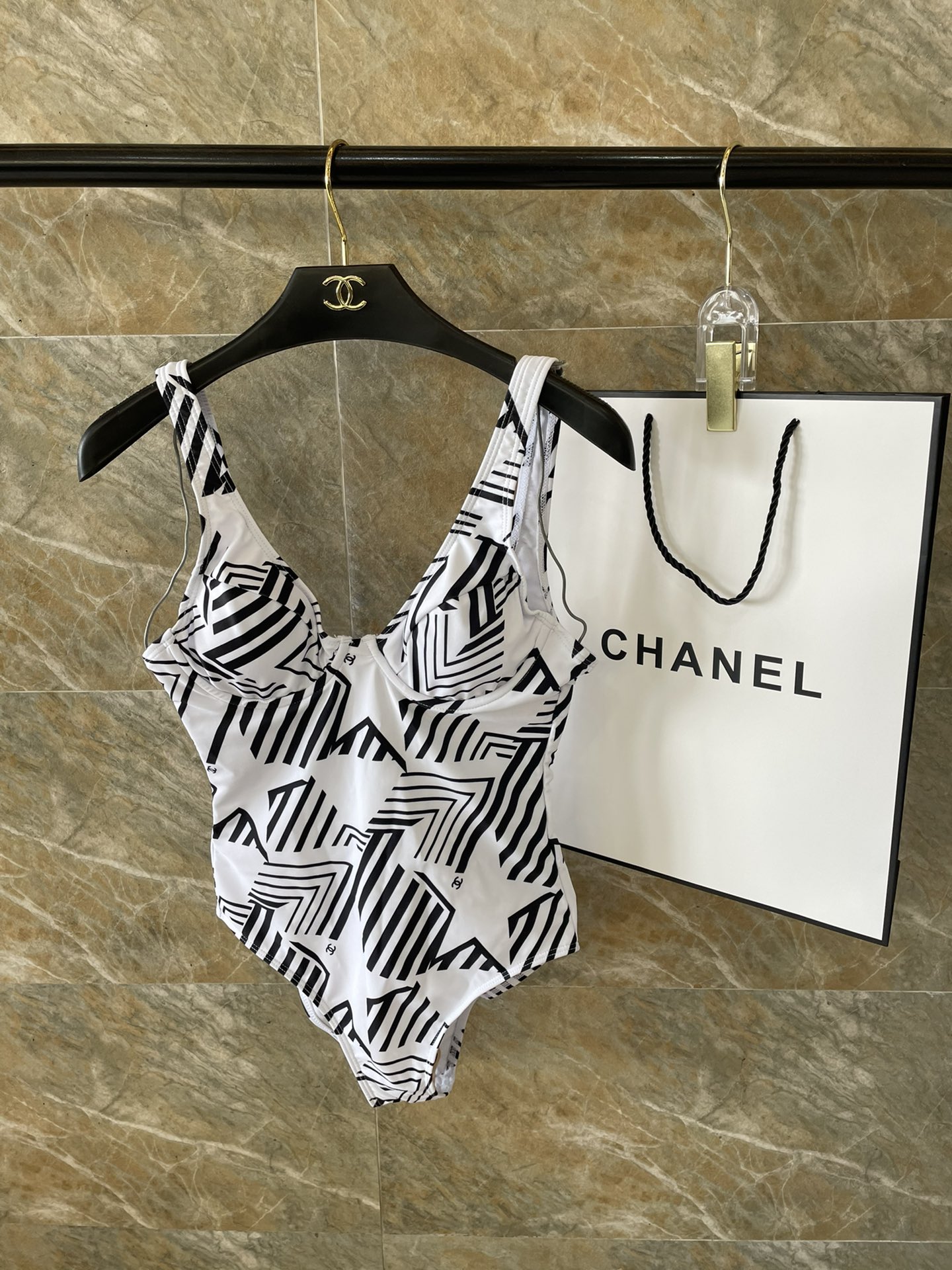 Chanel泳衣适合多种场景的游泳衣️海边游泳池温泉水上乐园漂流都可以内搭也完全可以连体设计遮肉显高挑腹