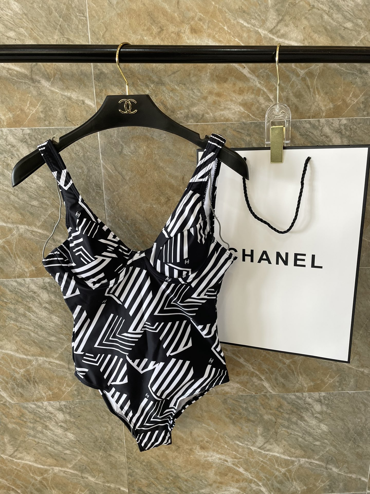 Chanel泳衣适合多种场景的游泳衣️海边游泳池温泉水上乐园漂流都可以内搭也完全可以连体设计遮肉显高挑腹