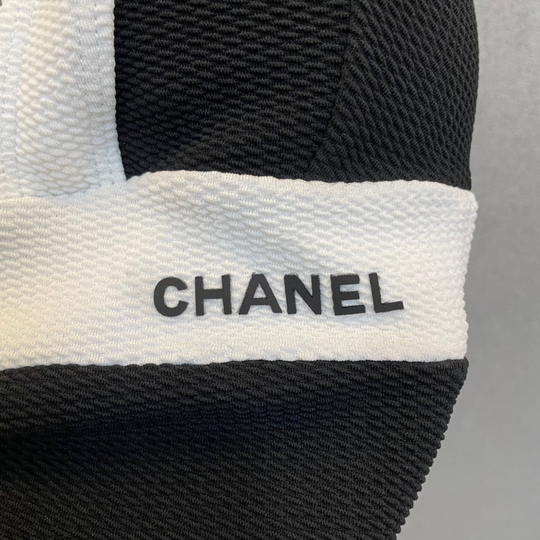 .Chanel新款泳衣适合多种场景的游泳衣️海边游泳池温泉水上乐园漂流都可以内搭也完全可以连体设计遮肉显