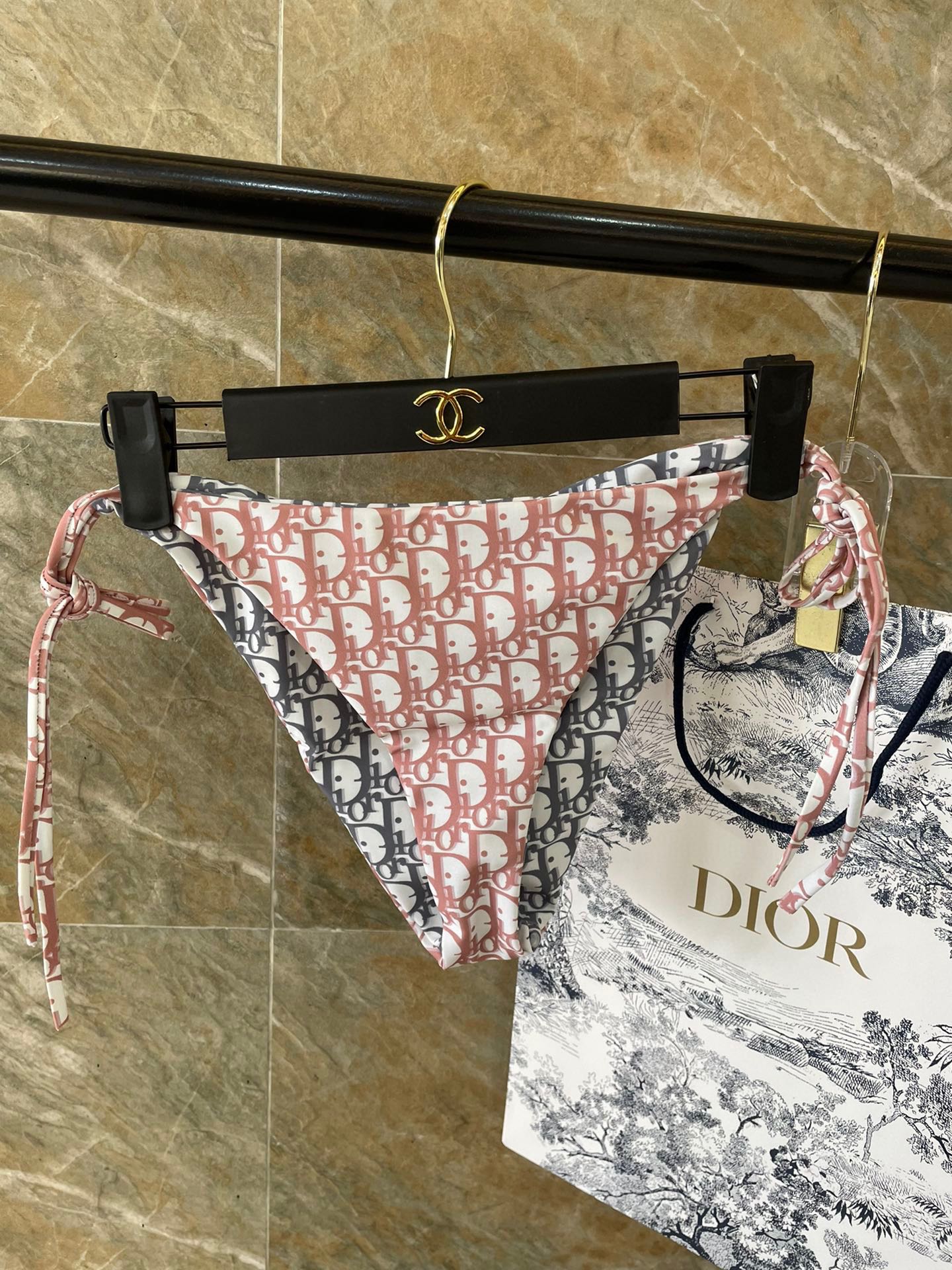 Dior比基尼双面用️适合多种场景的游泳衣️海边游泳池温泉水上乐园漂流都可以内搭外穿也完全可以面料透气舒