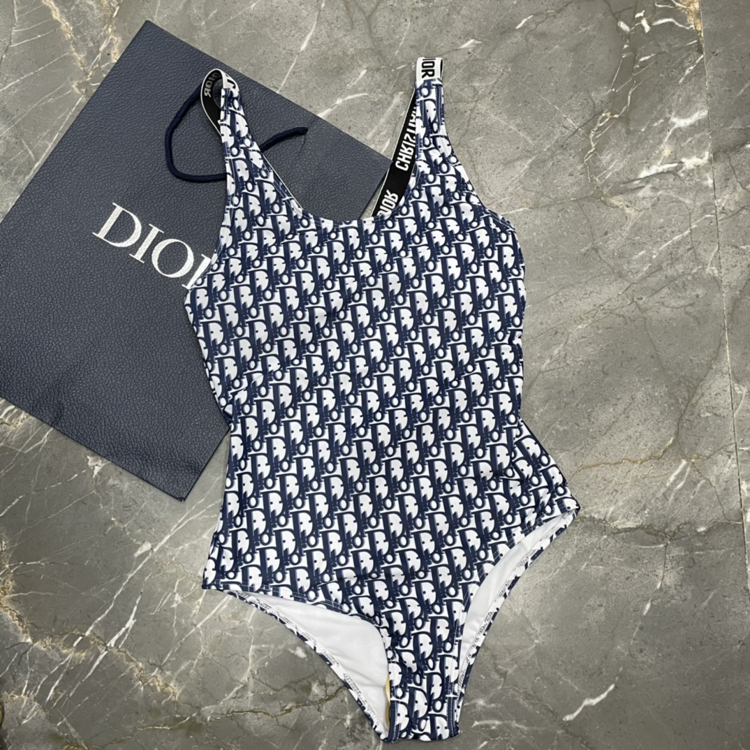 Dior新款性感连体泳衣适合多种场景的游泳衣️海边游泳池温泉水上乐园漂流都可以内搭也完全可以连体设计遮肉