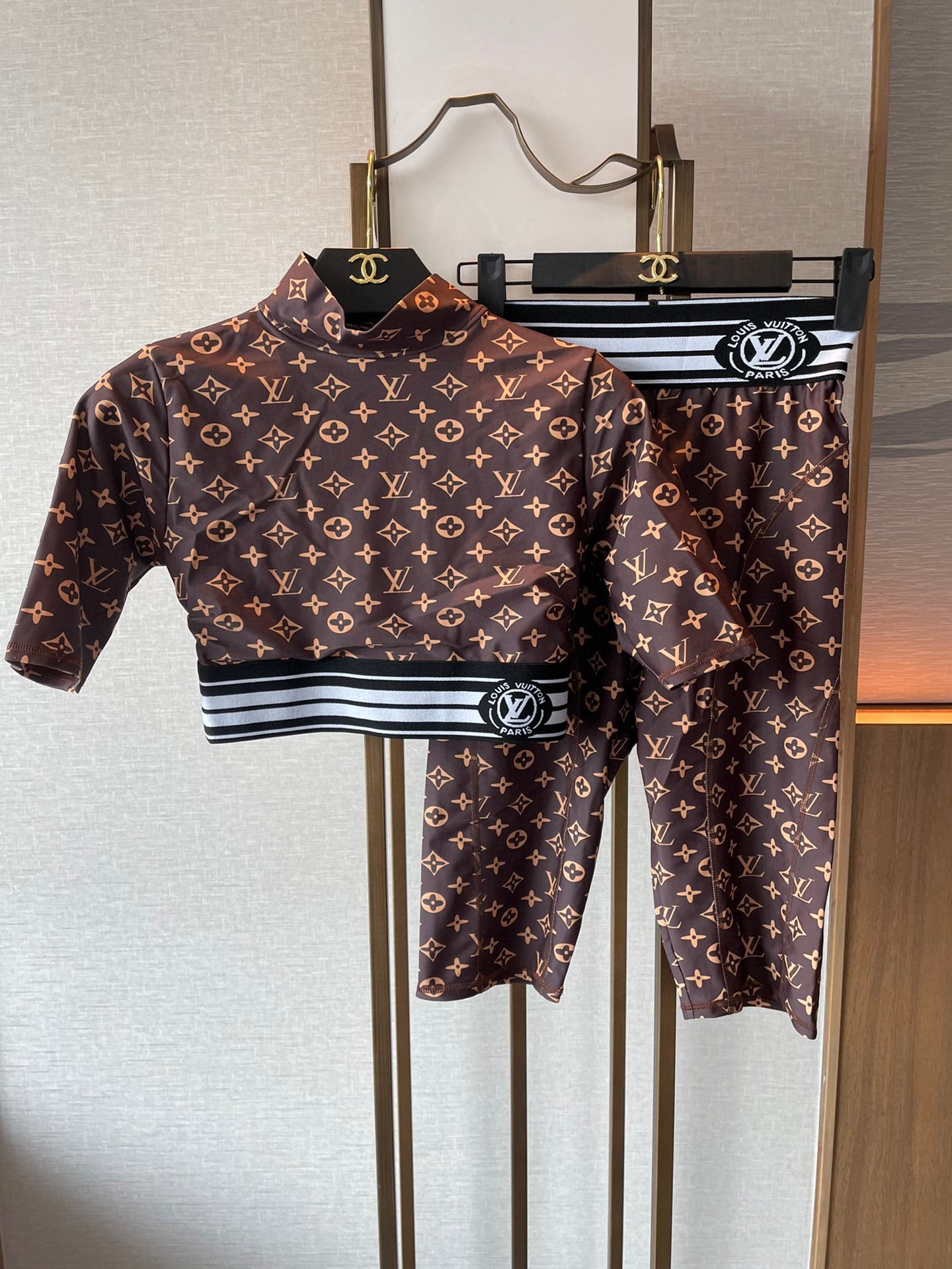 NO:289773,Special offer Lv new high elastic fitness short yoga suit sports suit~ small waist vest slim fit and lifting hips to make your legs S M LXl swimsuit swim trunk bikini, swimsuit, swimming trunk, bikini, louis vuitton, swimsuits, swimsuits, bikinis19860909特价 Lv新款高弹力健身短款瑜伽服运动套装~塑腰小背心 修身提臀显瘦打底裤脚 S M LXl泳衣泳裤比基尼,泳衣，泳裤，比基尼,louis vuitton,swimsuits,bikinis,accessory