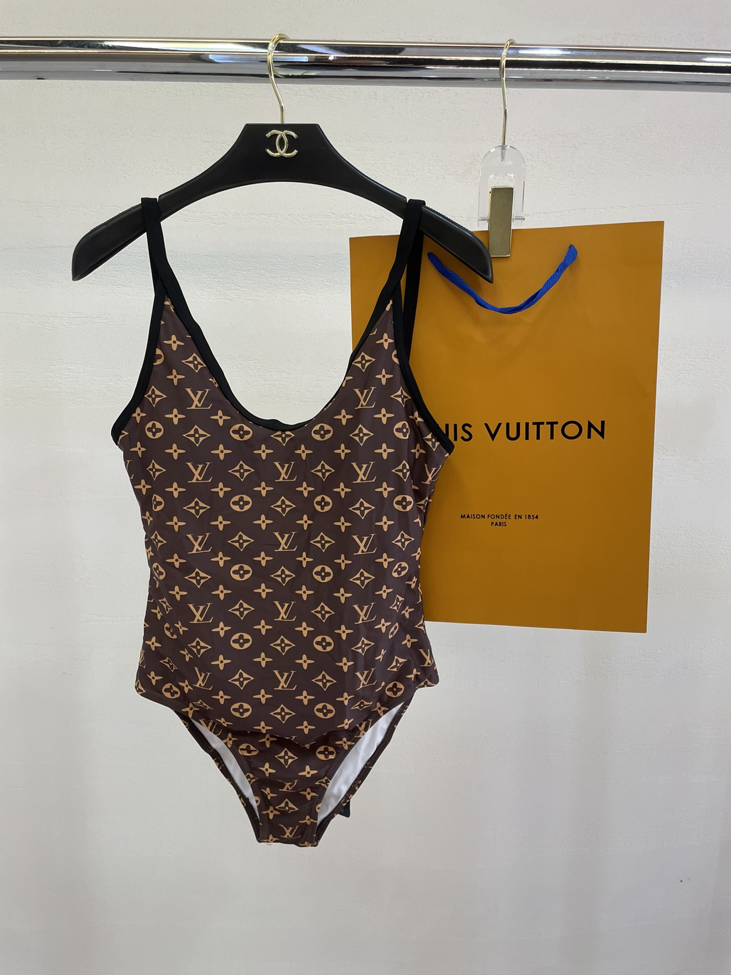 NO:290018,Special offer Lv new swimsuits suitable for swimsuits in various scenarios♀Seaside, swimming pool, hot spring, water park, rafting can be worn inside, one-piece design covers the flesh and looks tall, and the abdomen is a little fleshy, and the fabric is breathable and comfortable. Quick-drying elastic swimsuits are easier to clean. S M L Xl swimsuits, swimsuits, bikinis, louis vuitton, swimsuits, bikinis19860909特价 Lv新款泳衣适合多种场景的游泳衣♀海边 游泳池 温泉 水上乐园 漂流都可以内搭也完全可以 连体设计遮肉显高挑 腹部有点肉肉也不影响咱美美的 面料透气舒适.速干弹性的游泳衣更加帖肤易清洗 码数S M L Xl 泳衣泳裤比基尼,泳衣，泳裤，比基尼,louis vuitton,swimsuits,bikinis,accessory