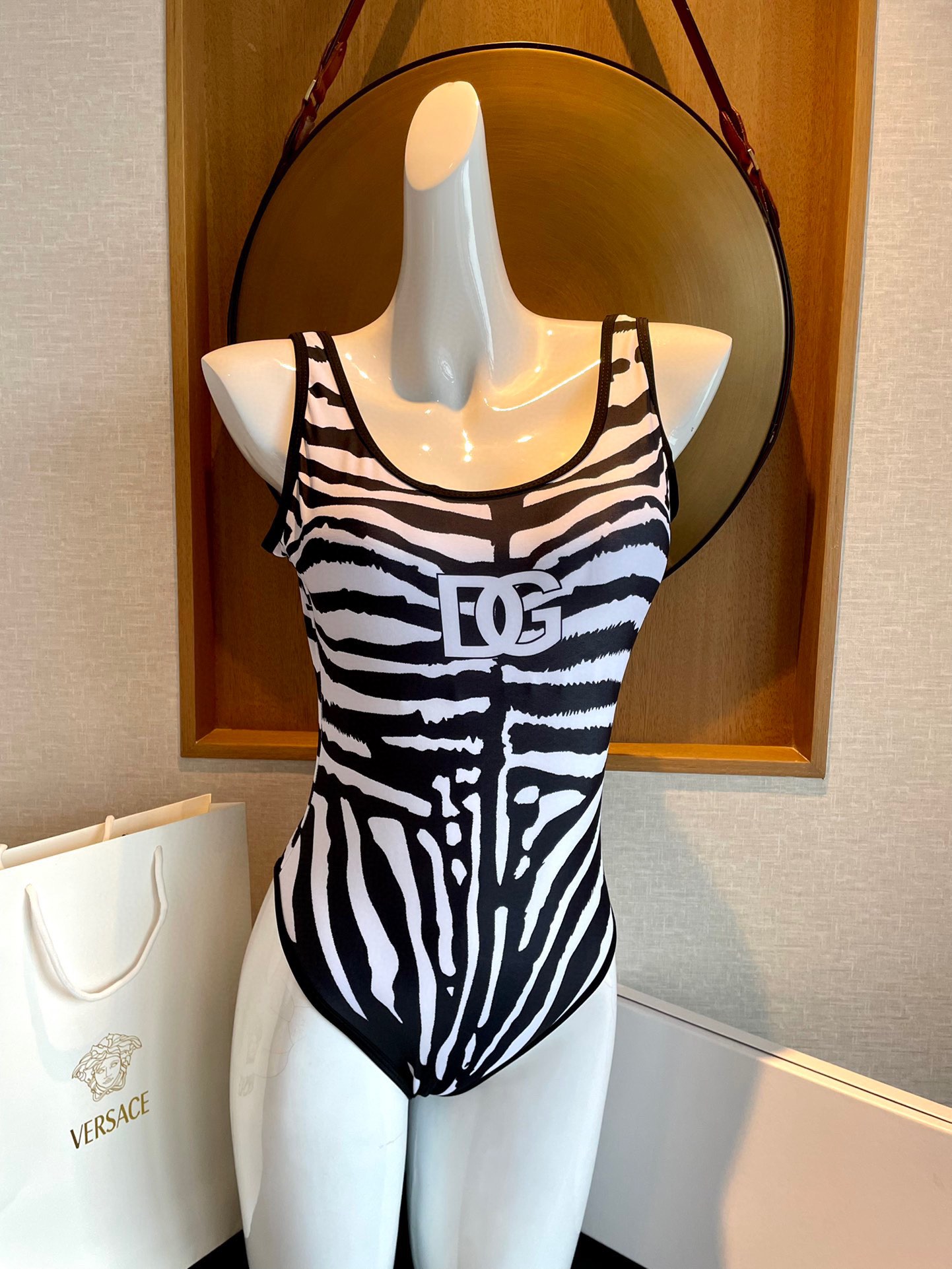 NO:291634,Special offer DG striped new one-piece swimsuit suitable for swimsuits in various scenarios♀Seaside, swimming pool, hot spring, water park, rafting can be worn inside and outside, and it is completely possible to wear. The fabric is breathable and comfortable. Quick-drying elastic swimsuits are more easy to clean. S M L Xl swimsuits, swimsuits, bikinis19860909特价 DG条纹新款连体式泳衣适合多种场景的游泳衣♀海边 游泳池 温泉 水上乐园 漂流都可以内搭外穿也完全可以 面料透气舒适.速干弹性的游泳衣更加帖肤易清洗 码数S M L Xl泳衣泳裤比基尼,泳衣，泳裤，比基尼,swimsuits,bikinis,accessory