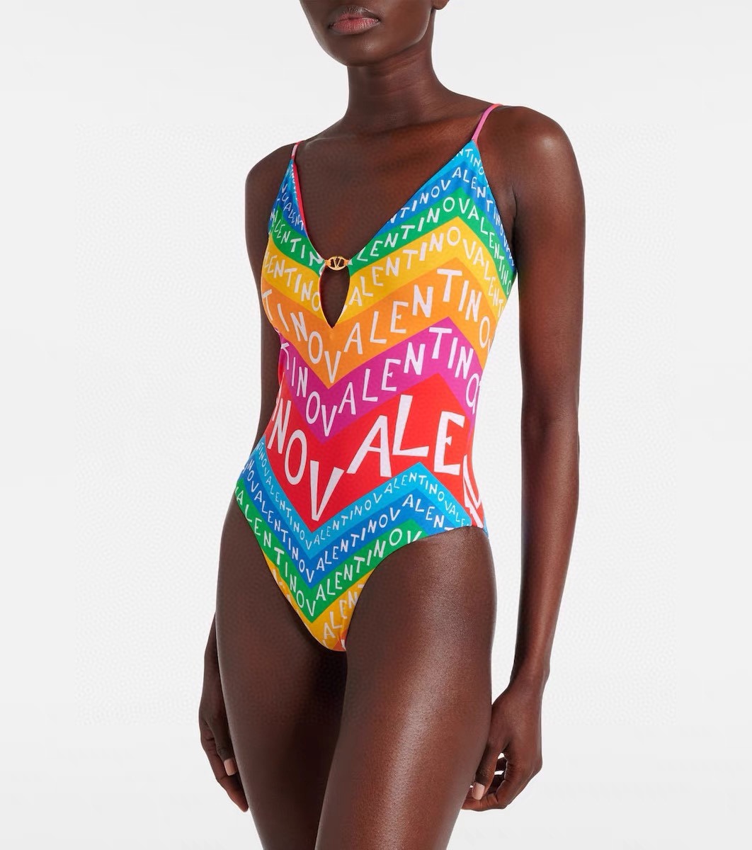 Valentino’s Versatile New Bathing Suit: Special Price, Various Scenarios, Comfortable Fabrics & Multiple Sizes - 图片 1
