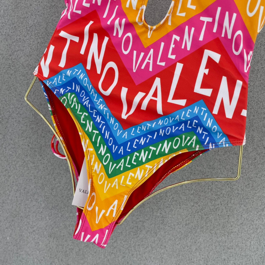 Valentino’s Versatile New Bathing Suit: Special Price, Various Scenarios, Comfortable Fabrics & Multiple Sizes - 图片 7