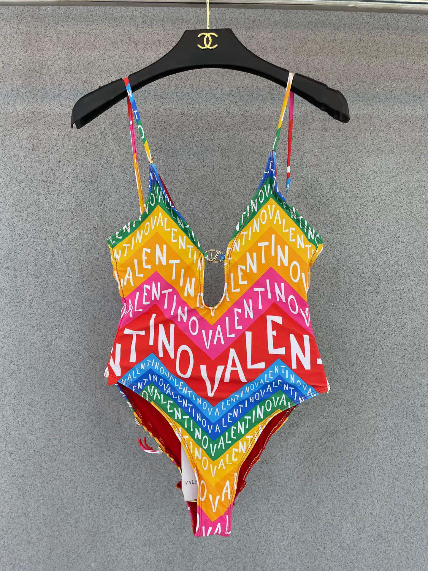 Valentino’s Versatile New Bathing Suit: Special Price, Various Scenarios, Comfortable Fabrics & Multiple Sizes - 图片 3