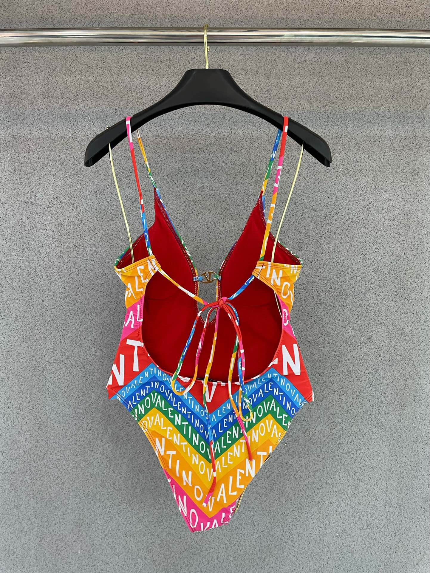 Valentino’s Versatile New Bathing Suit: Special Price, Various Scenarios, Comfortable Fabrics & Multiple Sizes - 图片 5