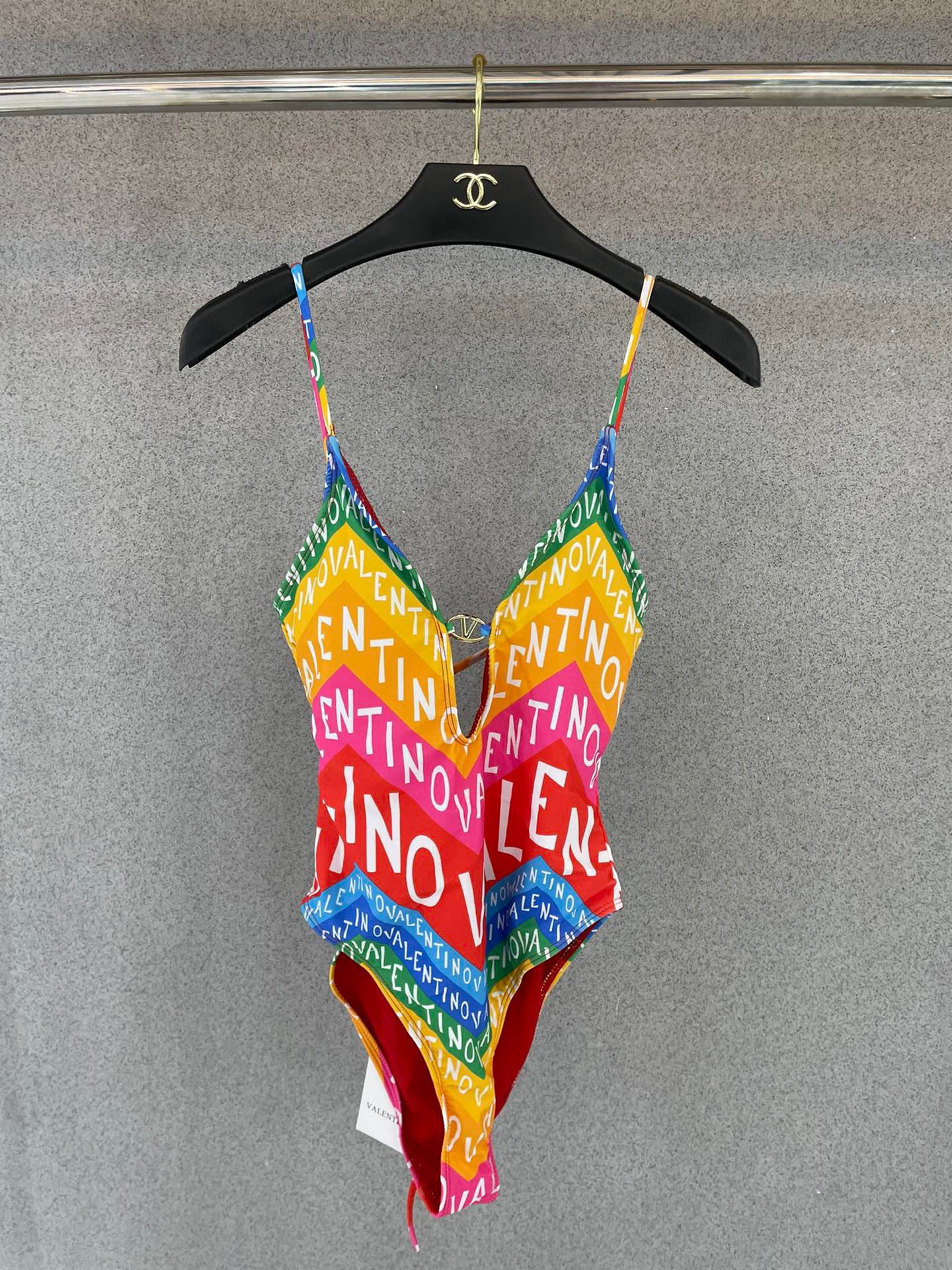 Valentino’s Versatile New Bathing Suit: Special Price, Various Scenarios, Comfortable Fabrics & Multiple Sizes - 图片 4