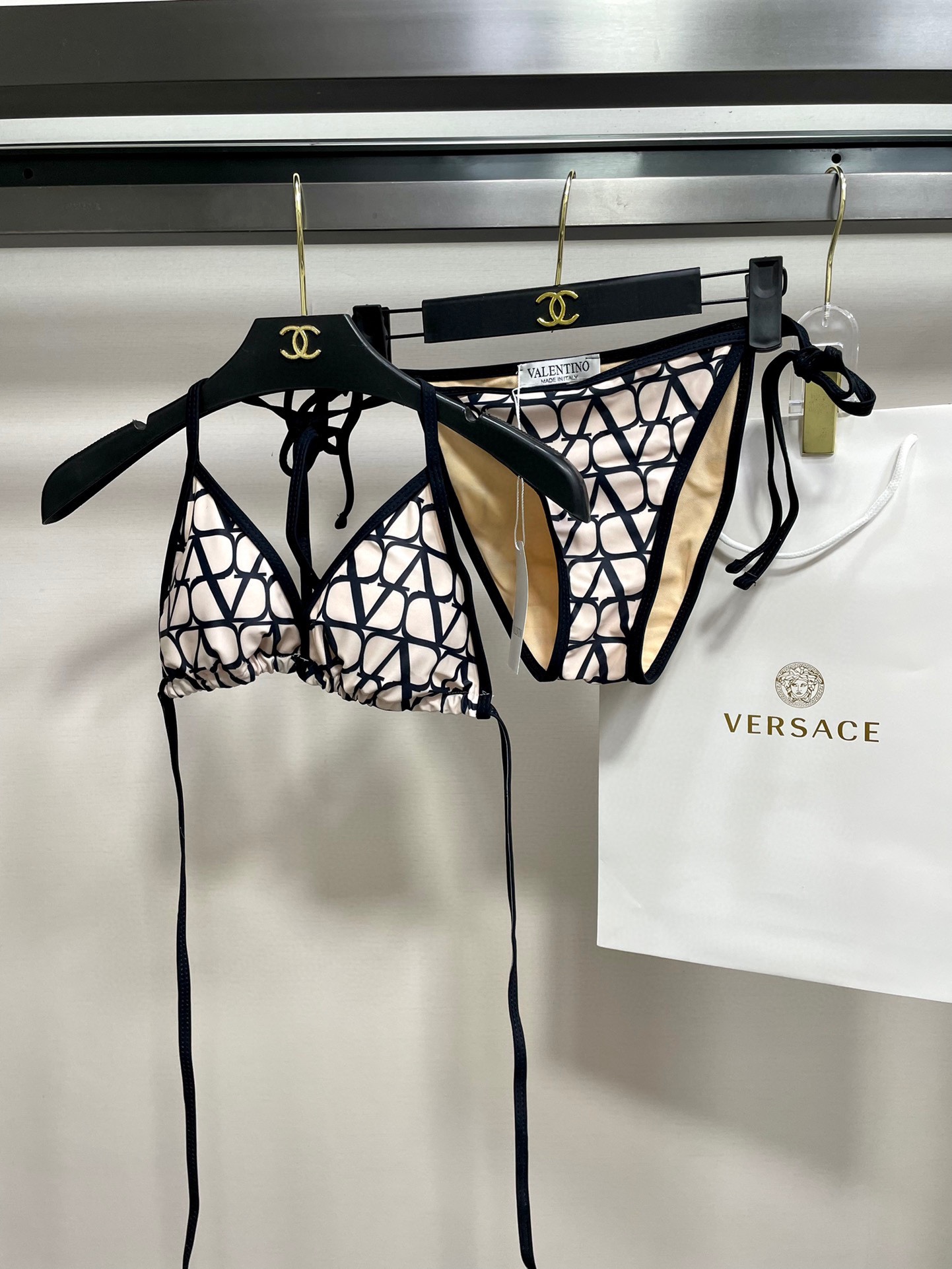 Valentino’s New Bikini Fashion: Versatile Swimsuits for Various Scenarios, Comfortable Fabrics, Multiple Sizes. - 图片 4